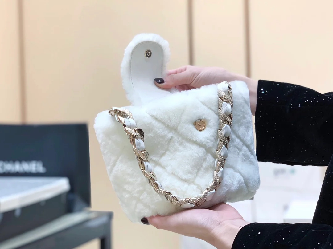 Сумка Chanel из овчины с бриллиантовой цепочкой - 2 шт.
