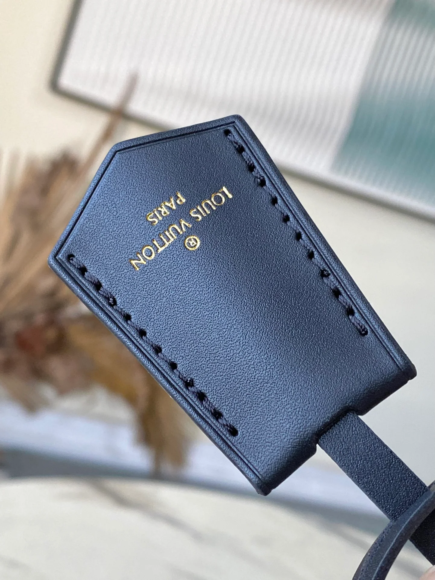 m23666-LV-nicolas-ghesquiere-shell bag-black gradient