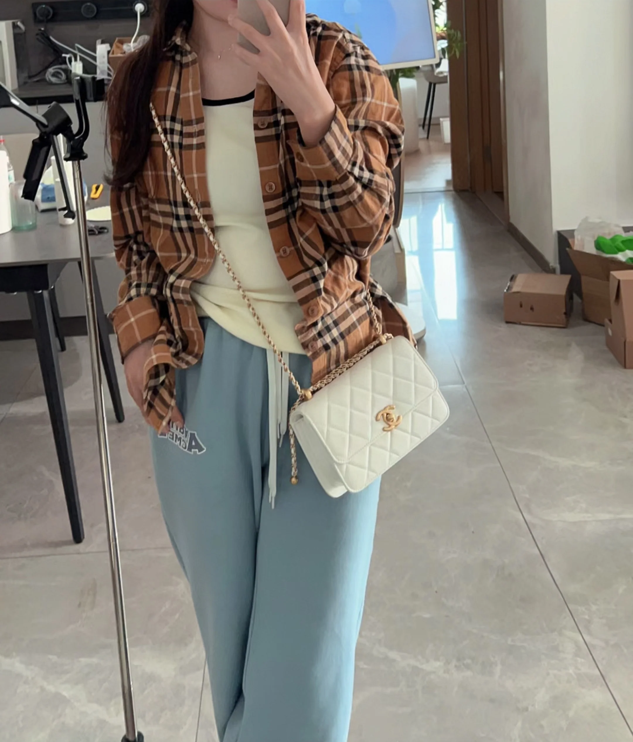 Маленькая белая сумка Chanel 24c с двойным золотым бисером и клапаном.