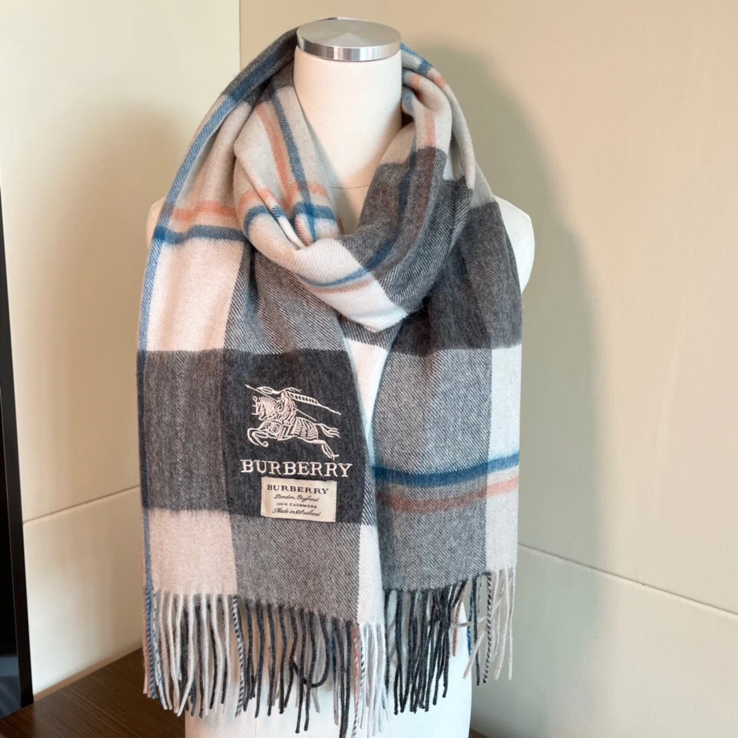 Шарф Burberry из овечьей шерсти с вышивкой в ??виде лошади — можно носить как шаль.