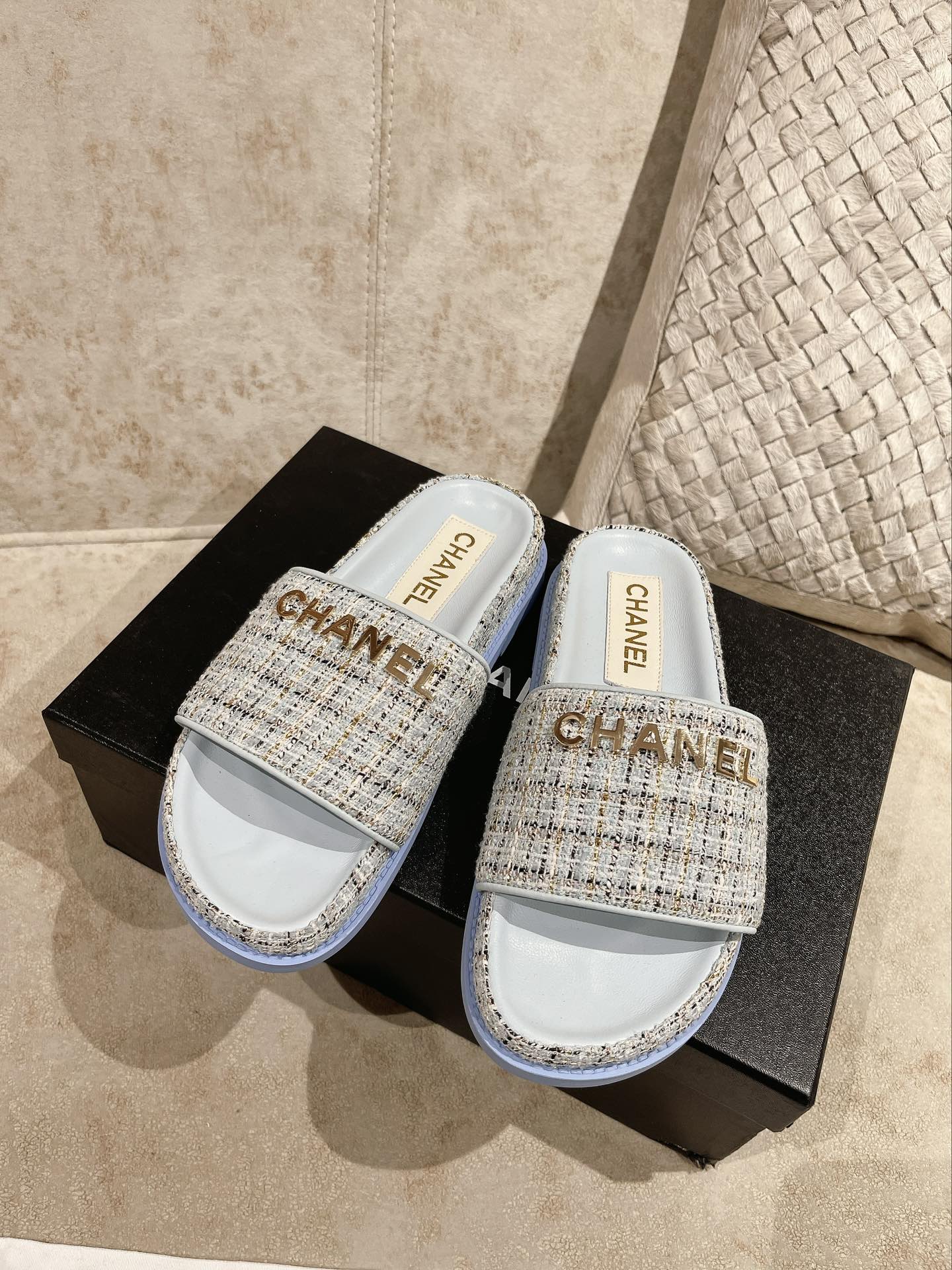 Новинка сезона весна/лето 2023 от Chanel - Шерстяные тапочки - Синие