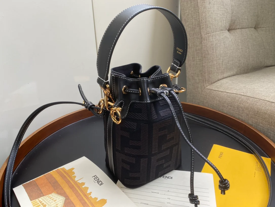 Миниатюрная джинсовая сумка-ведро Fendi Mon Tresor - 1 шт.