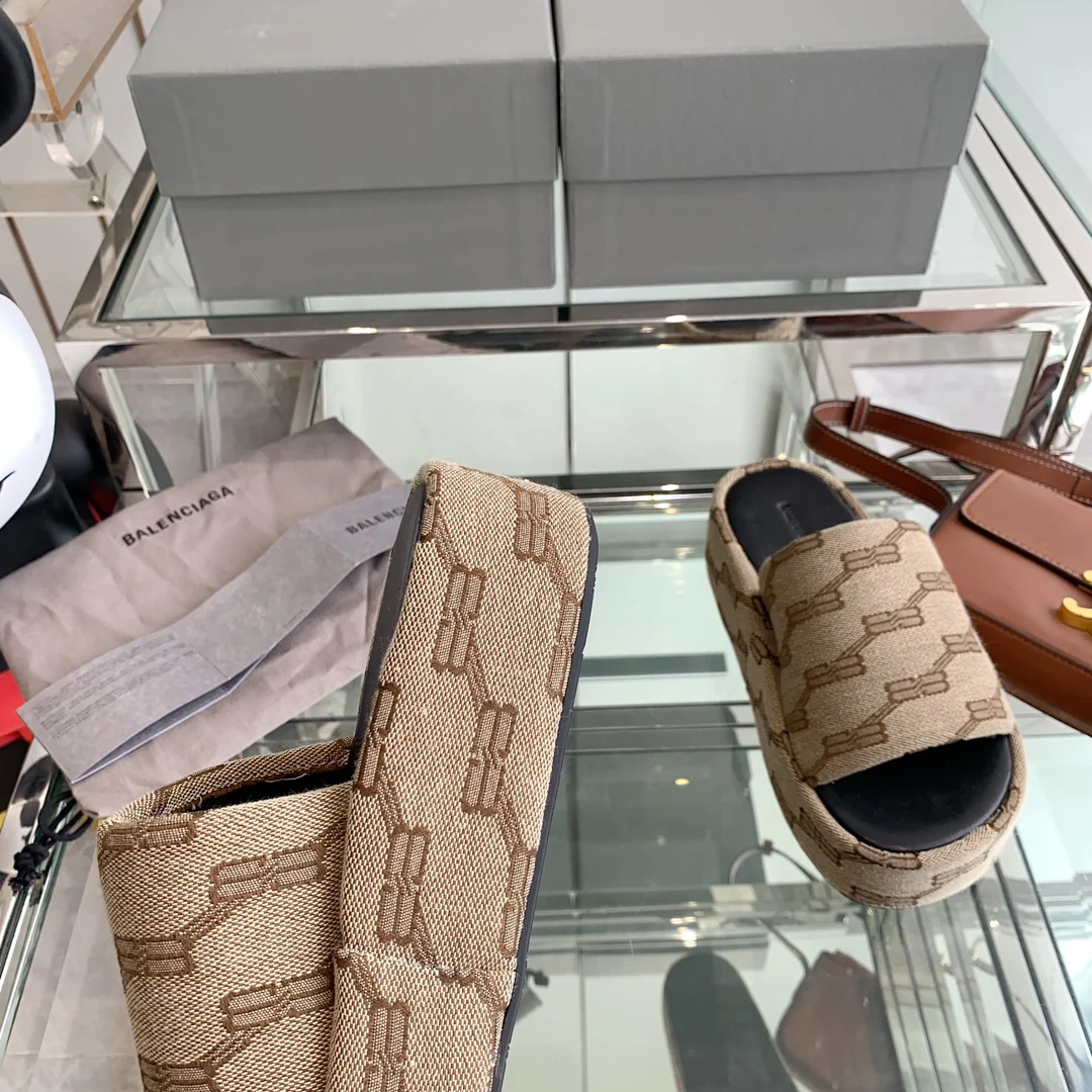 Новинка сезона весна/лето 2023 от Balenciaga - Тапочки на платформе с вышивкой - Коричневые