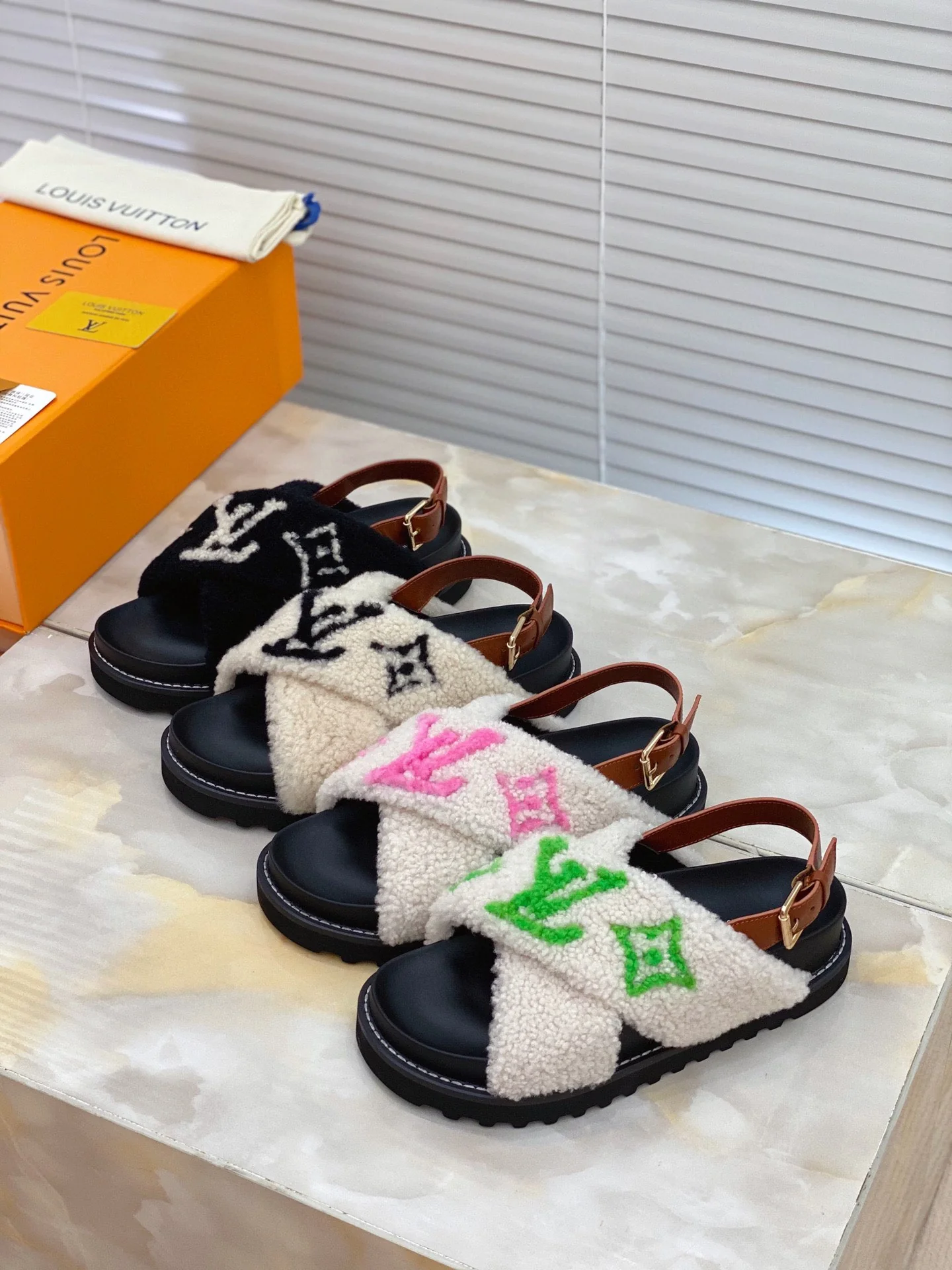 LV - Коллекция теплых сандалий