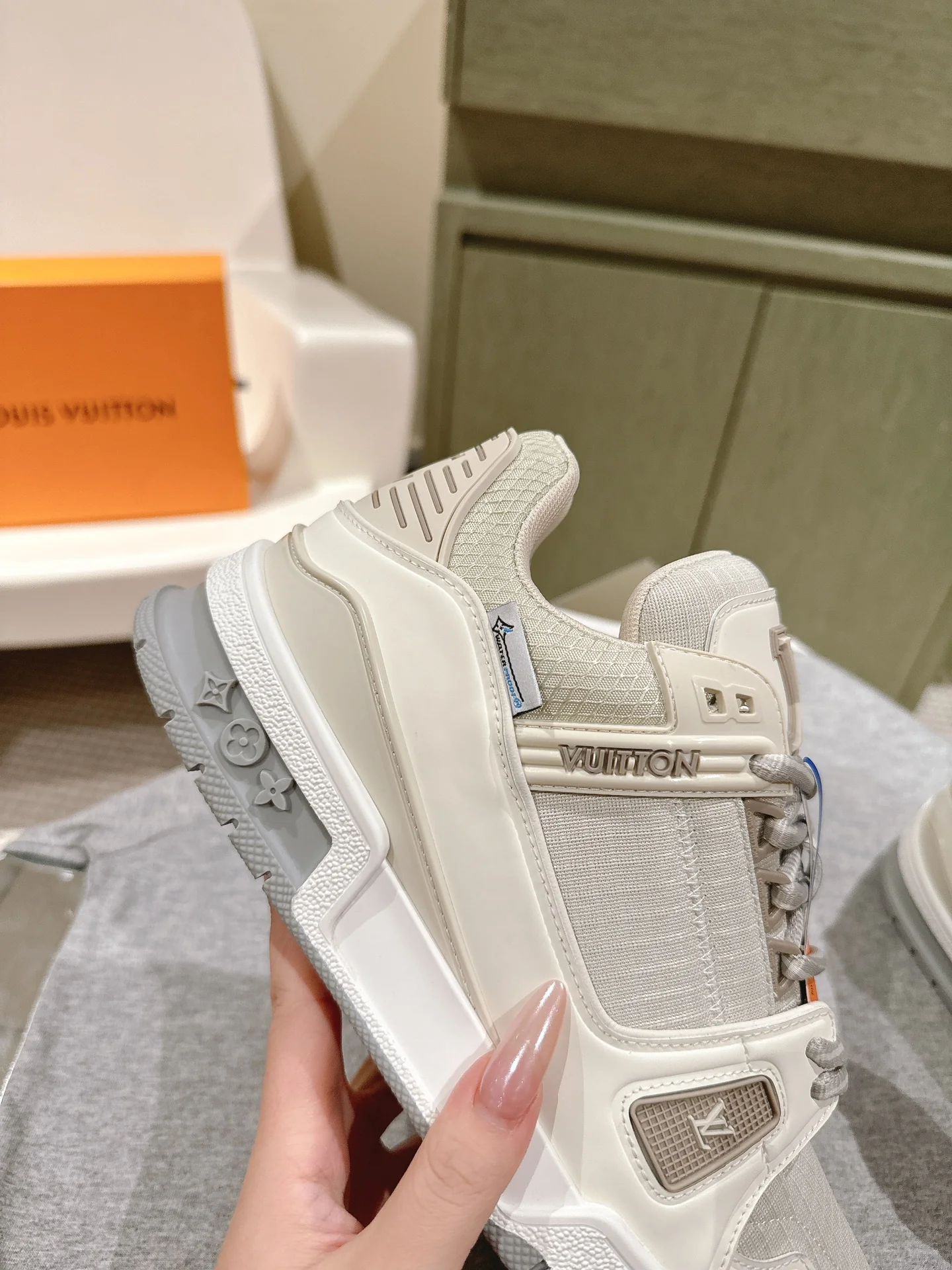 LV-2024-Кроссовки-Белые-2