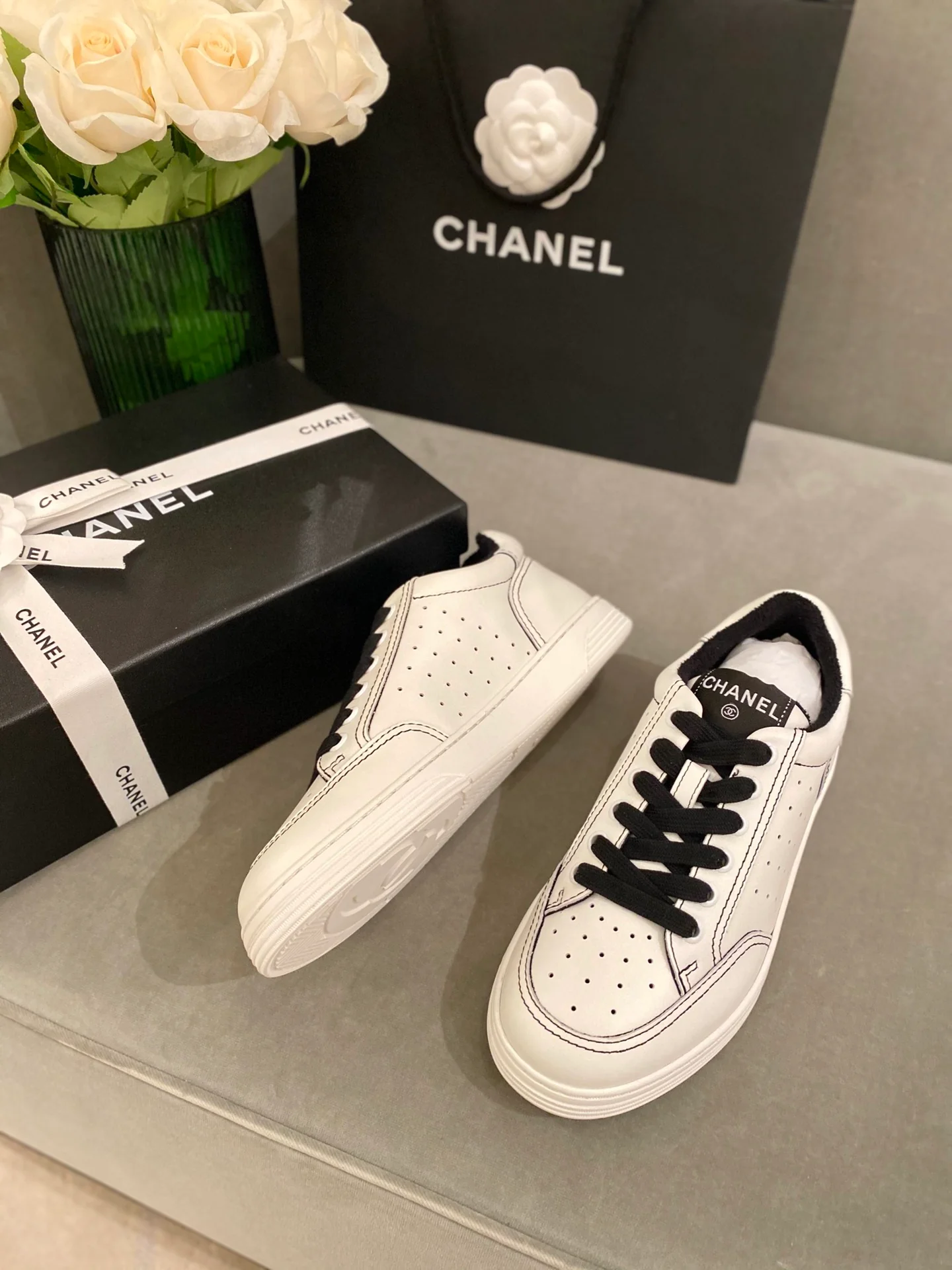 Белые кроссовки Chanel