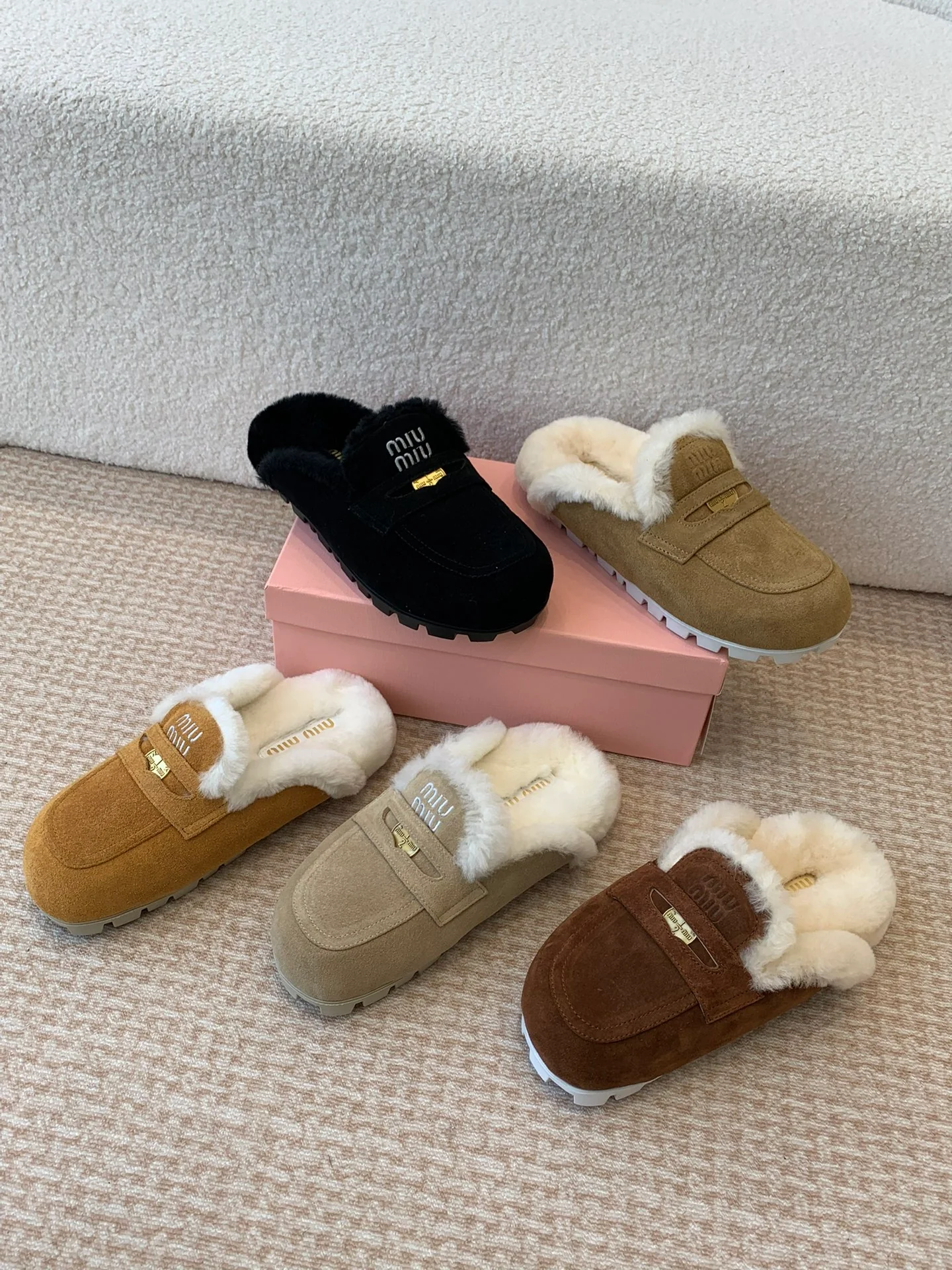 Miu Miu 2024 - Тапочки на меховой подкладке - Изображение коллекции