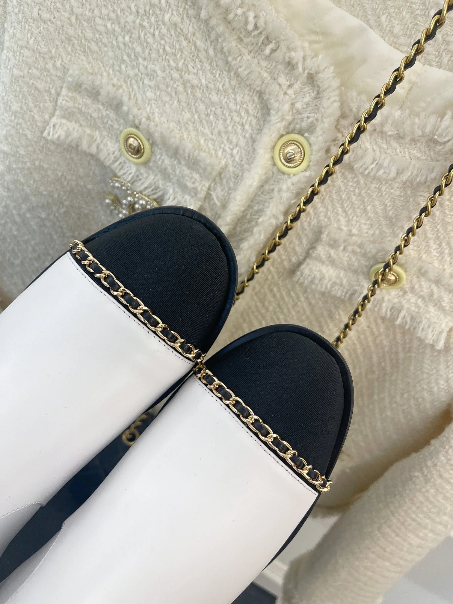 Новинка весны 2022 года от Chanel - меховые ботильоны - белые.