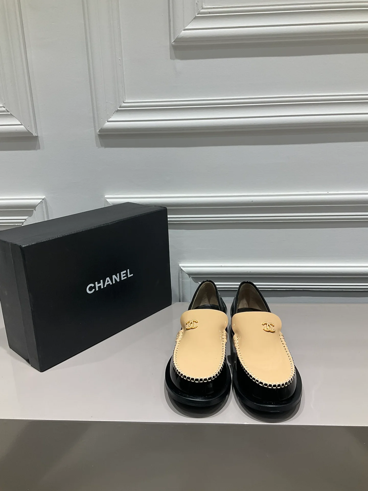 Коллекция Chanel весна/лето 2023, представленная на подиуме - Лоферы с бриллиантовой пряжкой - Абрикосовый цвет