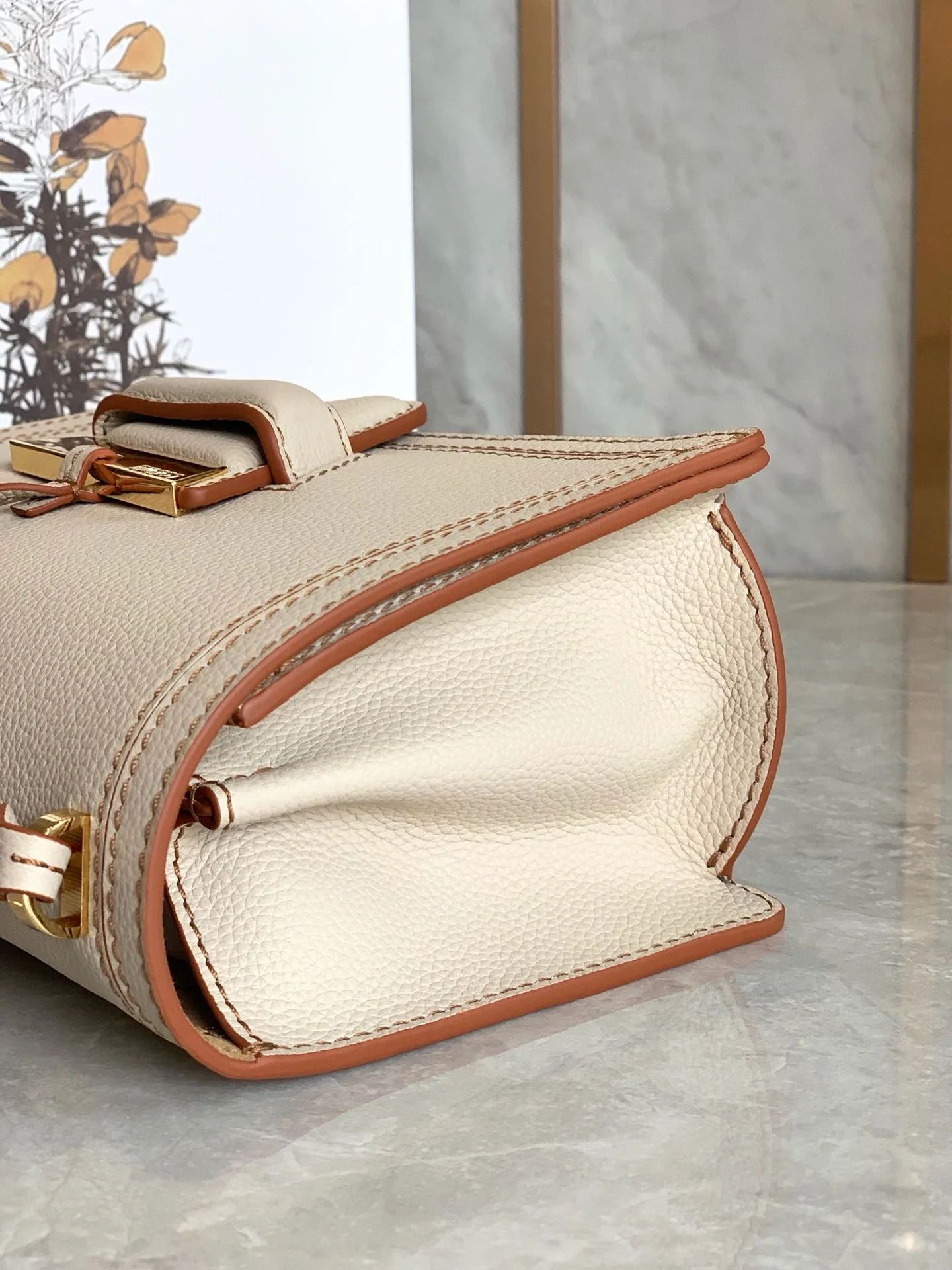 Треугольная сумка Loewe - Мягкая зернистая кожа - Телячья кожа