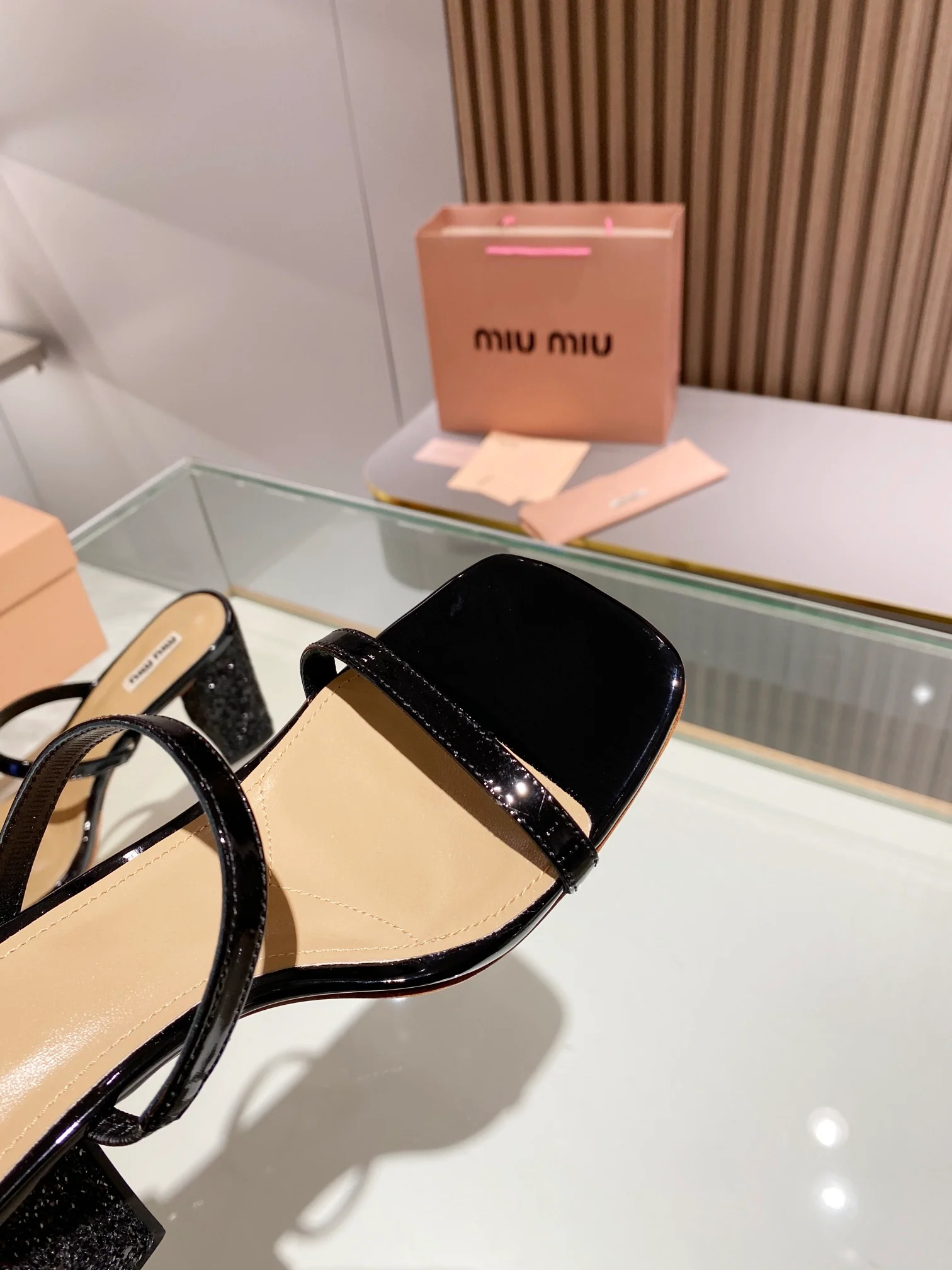 Новинка сезона весна/лето 2023 от Miu Miu - Босоножки на высоком каблуке с ремешками - 8-5 см - Черные