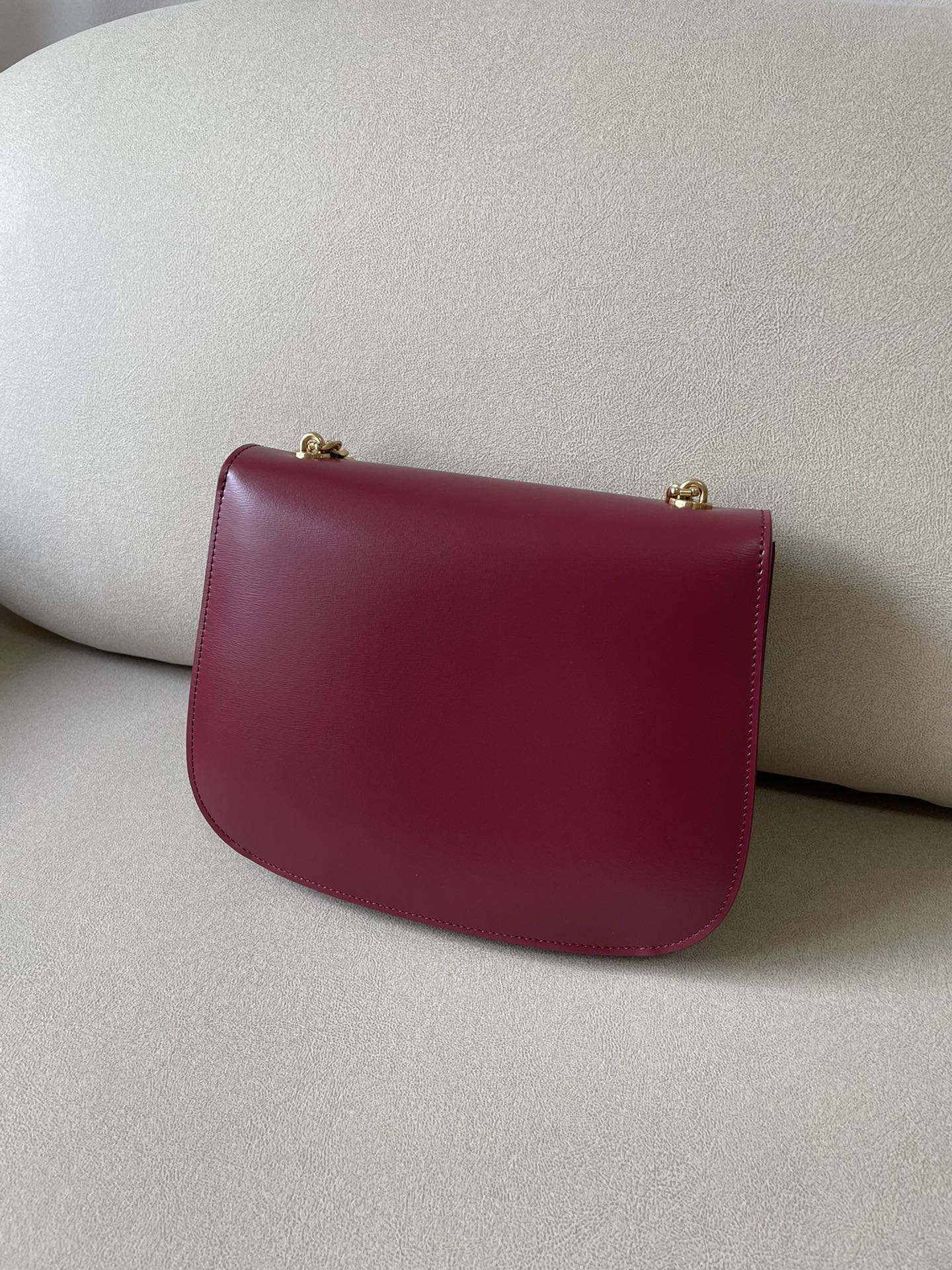 Коллекция Celine осень 2022 - Кожаная сумка Besace на цепочке - Темно-красная