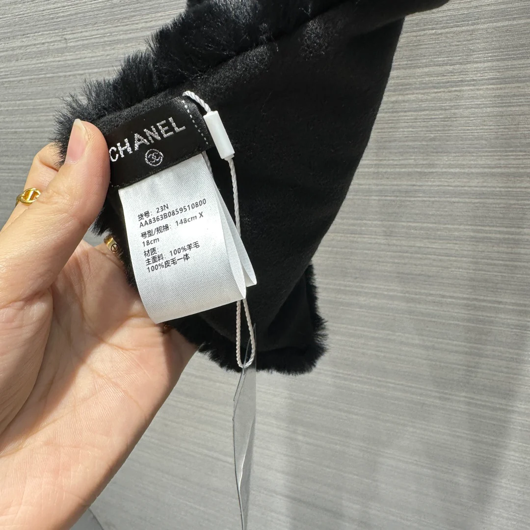 Новый шарф Chanel Double C из коллекции осень/зима 2023 — черный.