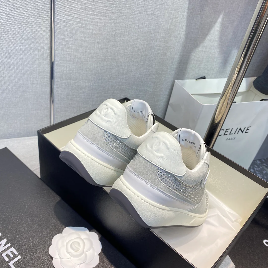 Весенняя коллекция Chanel 2023 — Повседневные кроссовки со стразами — Серые