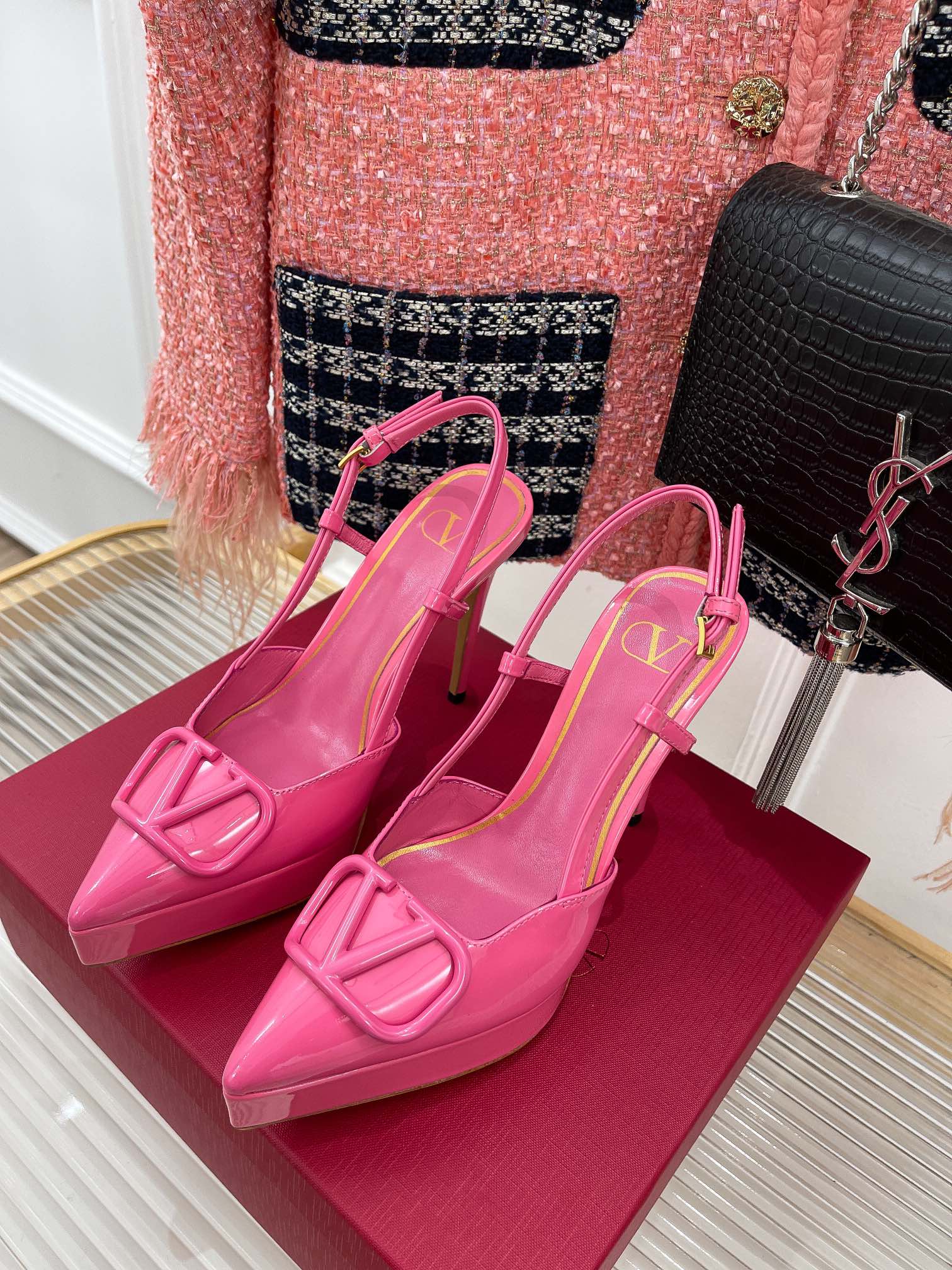 Новинка сезона весна/лето 2023 от Valentino - Босоножки на высоком каблуке с V-образным вырезом - 11 см - Розовые