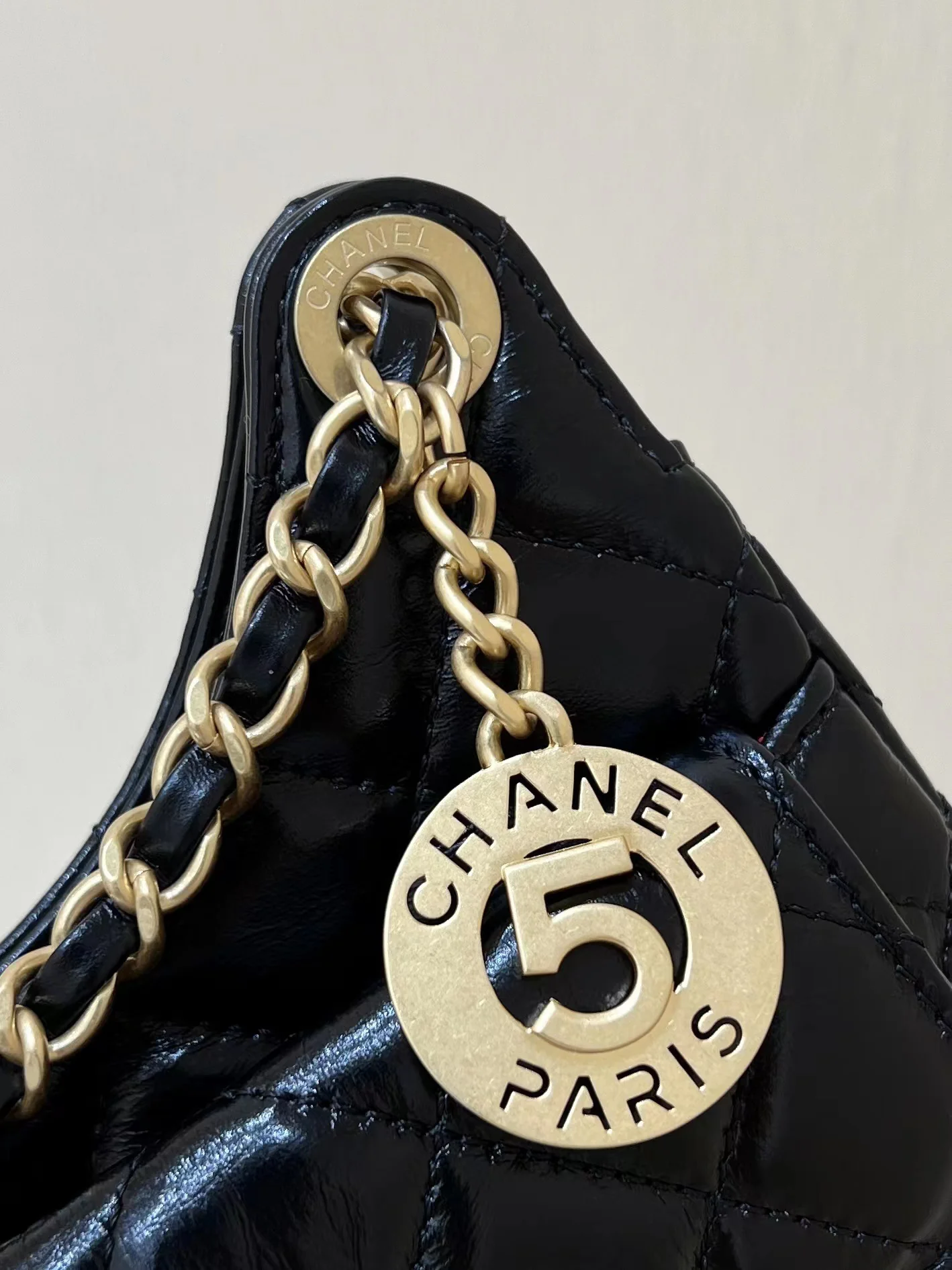 Сумка-хобо Chanel 23c из коллекции ?Ранняя весна? — черная кожа, обработанная маслом.