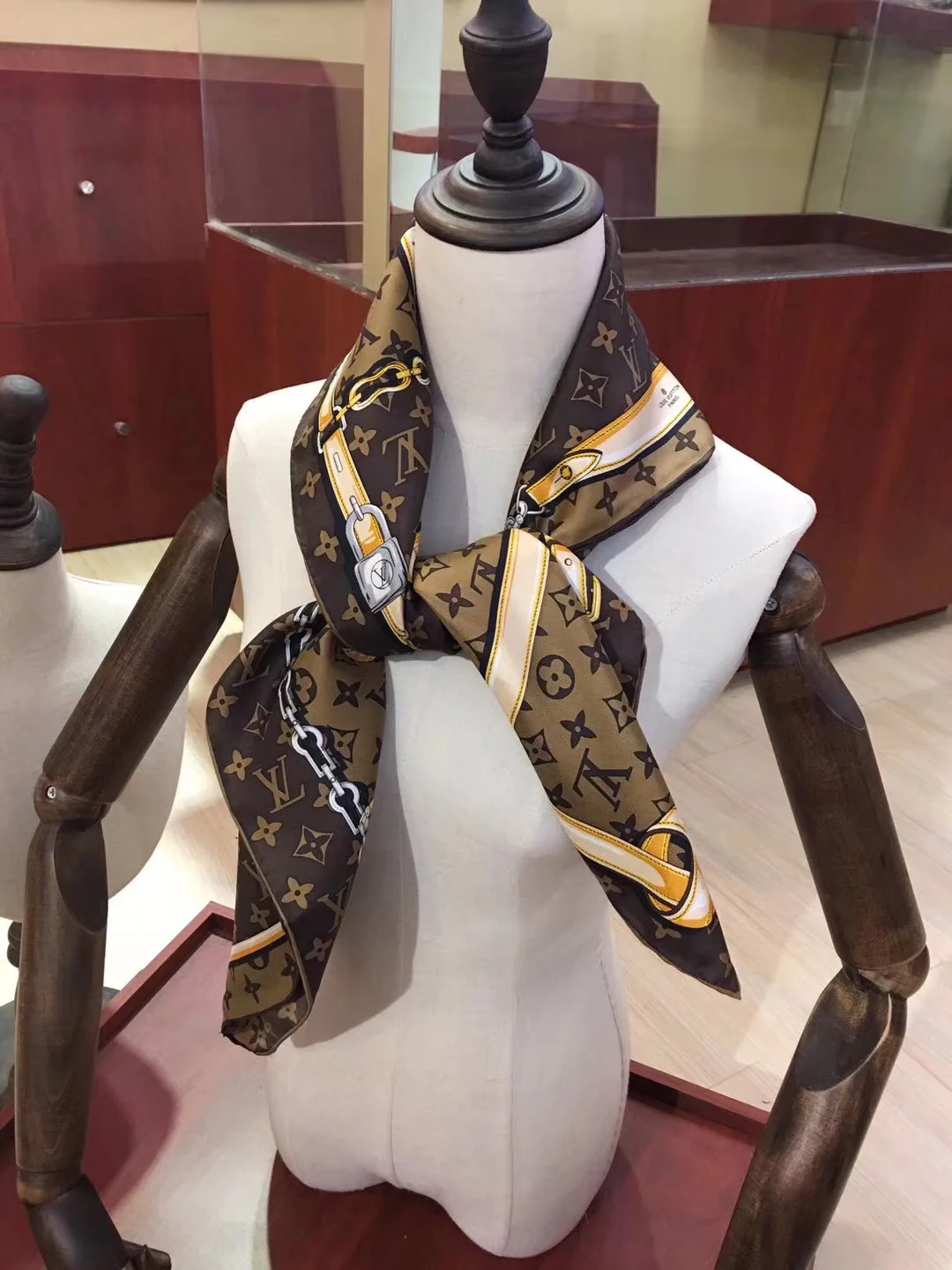 LV - Непревзойденный бестселлер - Шелковый шарф (90%) - 1 шт.