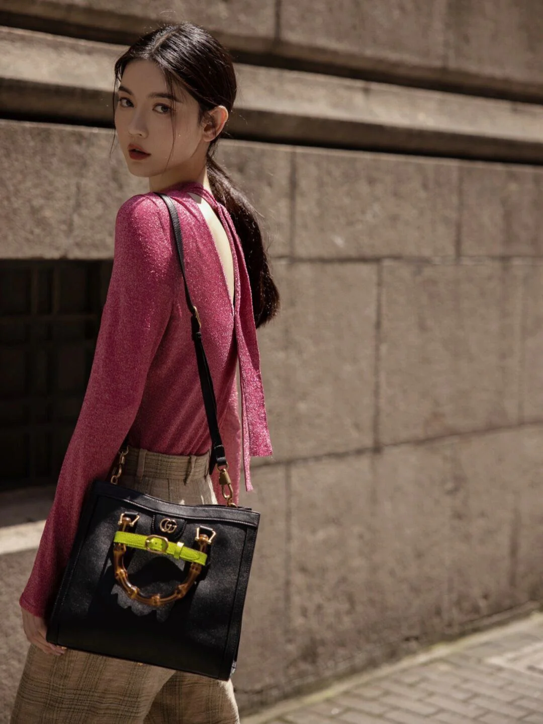 Сумка Gucci Bamboo - Фотографии в одежде - 2