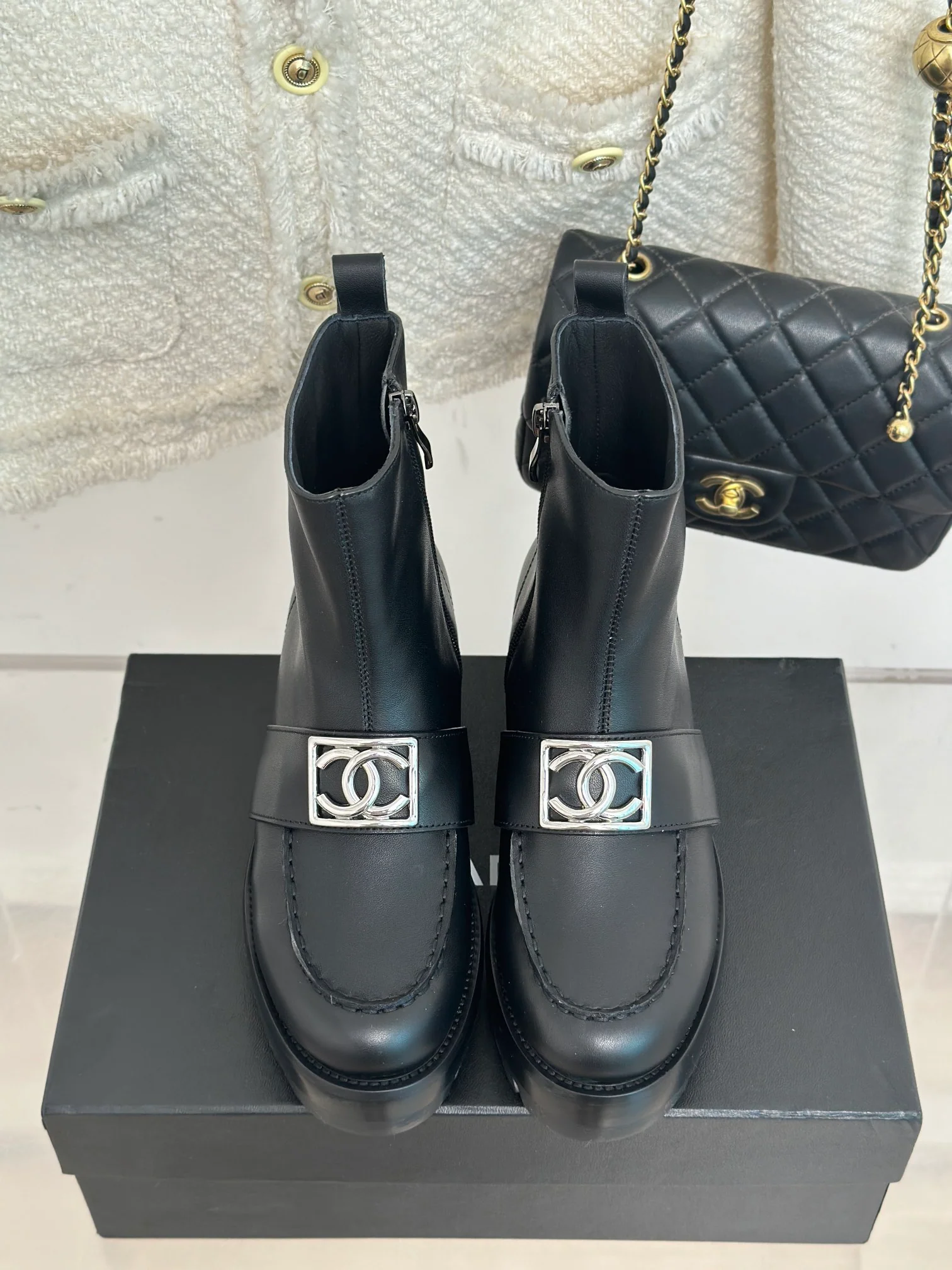 Новинка сезона осень/зима 2023 от Chanel - Ботильоны на массивном каблуке с квадратной пряжкой - Черные