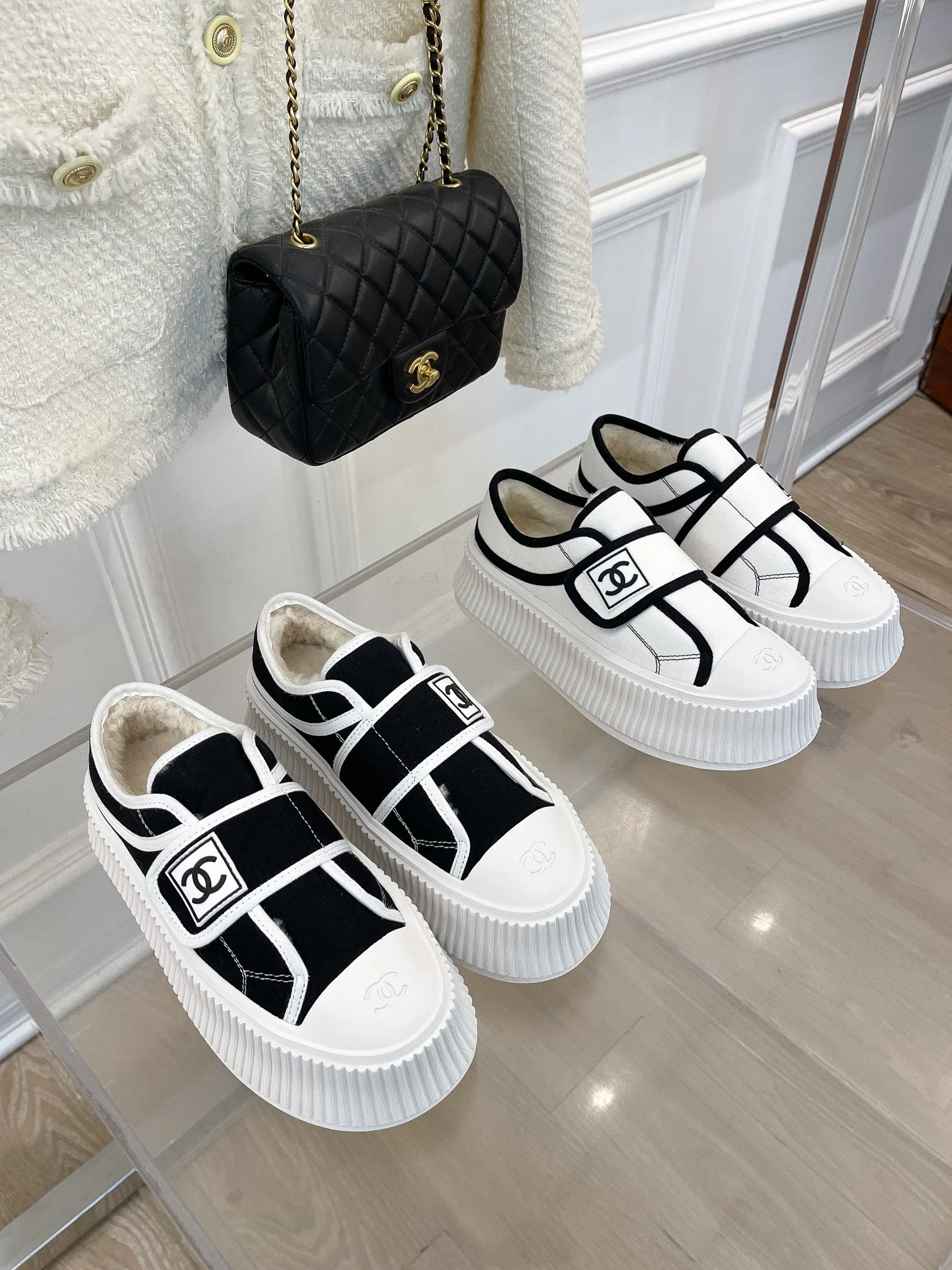 Новинка сезона осень/зима 2022 от Chanel - повседневные туфли на платформе с застежкой-липучкой.