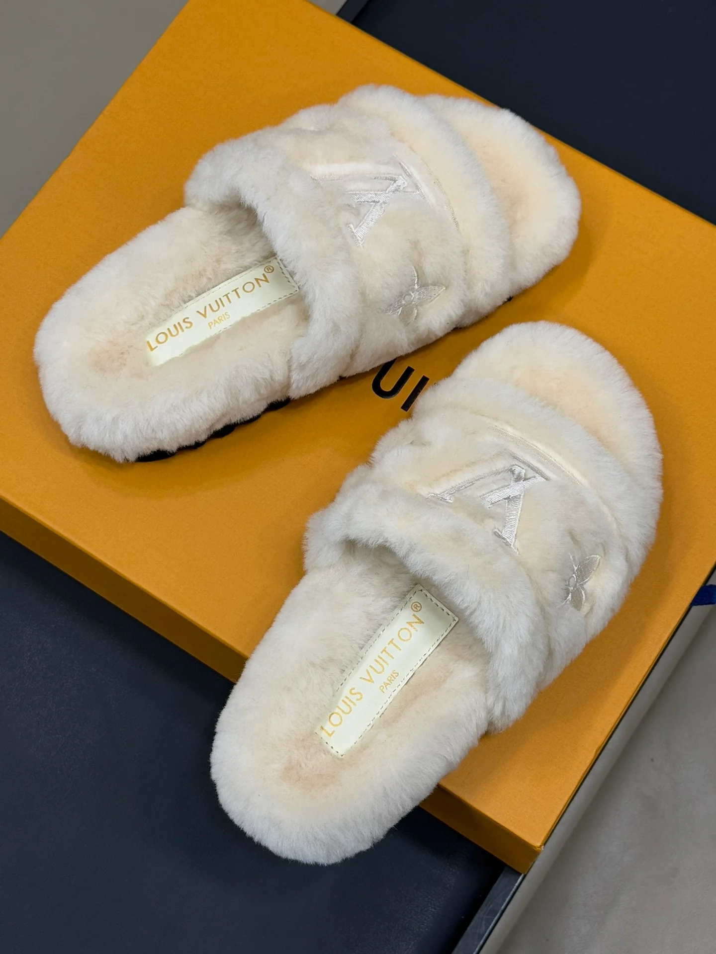 Шерстяные тапочки LV-2024 на плоской подошве - белые