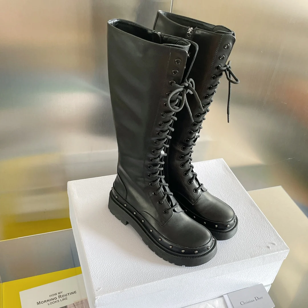 Коллекция Dior 2022 года с подиума - высокие сапоги
