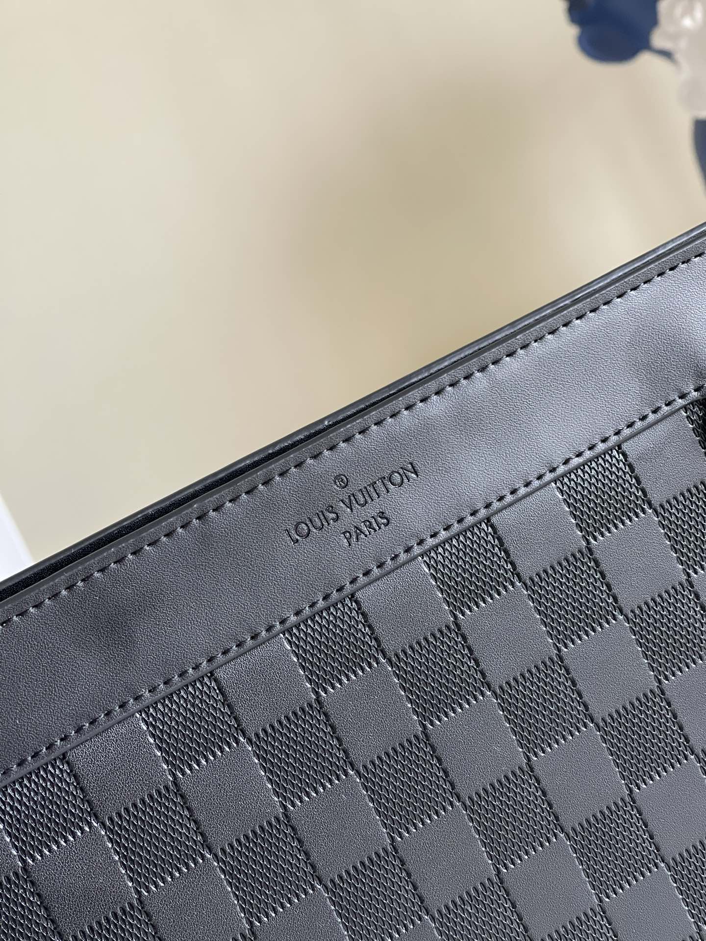 lv-n60448-standing-clutch-2