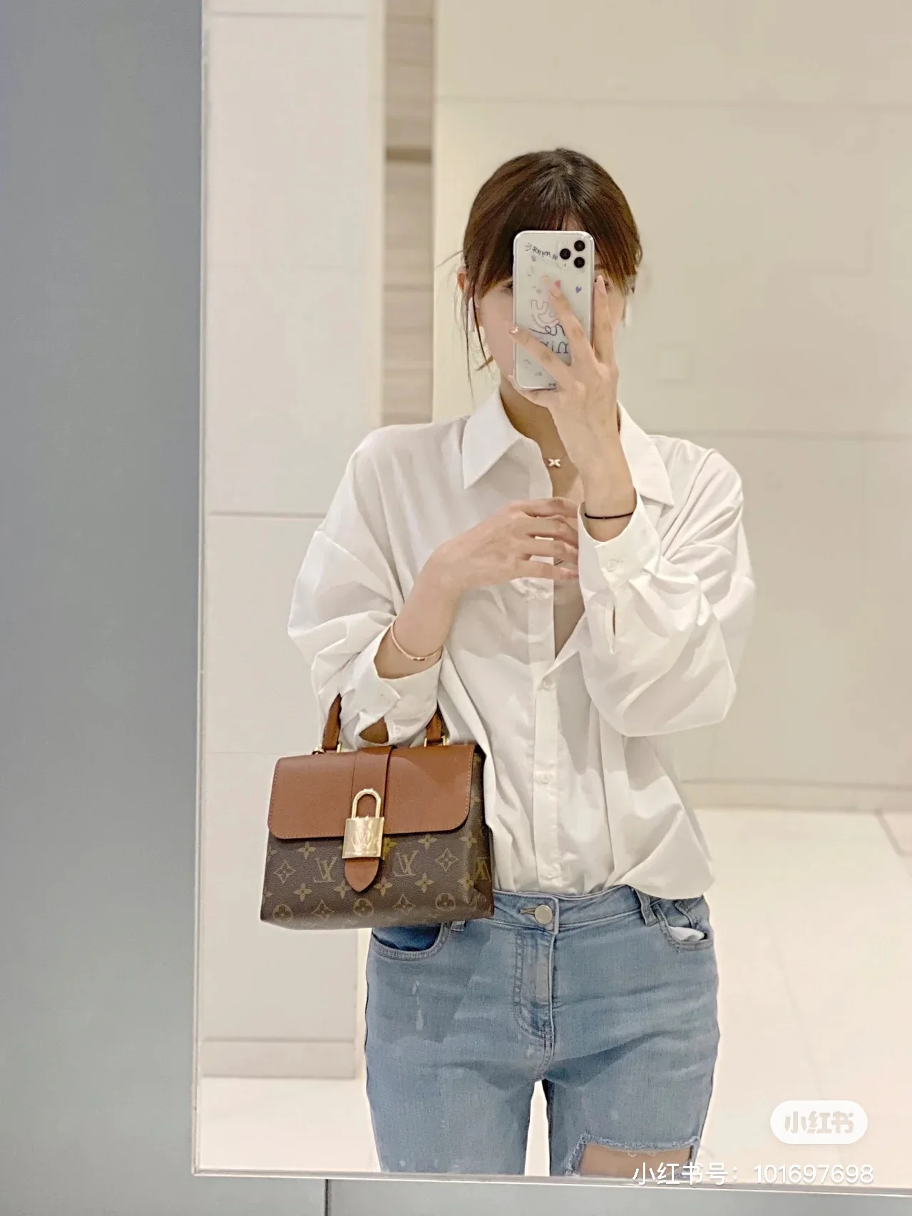 m44654-LV-locky-lock bag-caramel color-on-body photo