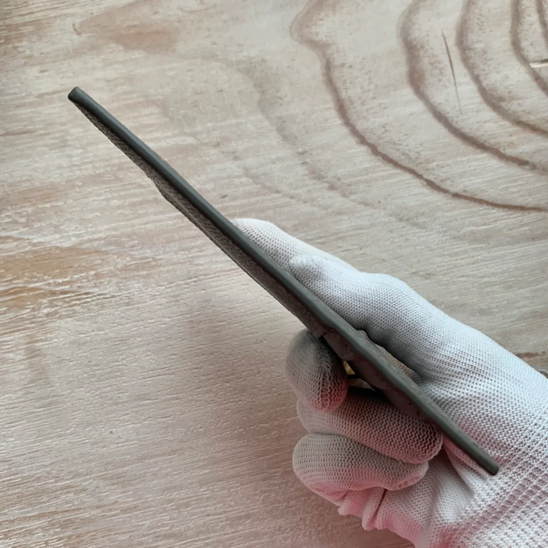 Кардхолдер Celine из зернистой телячьей кожи с застежкой-молнией — темно-серый.