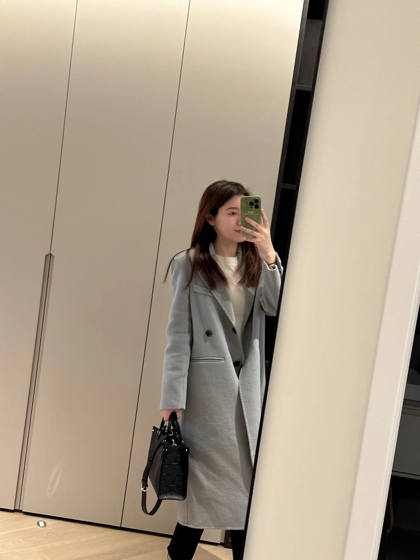 m45653-LV-onthego-pm-Сумка через плечо-черная