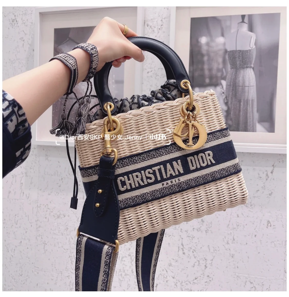 Dior - Сумка из бамбука ручной работы - Темно-синяя - На фото: Dior в одежде.