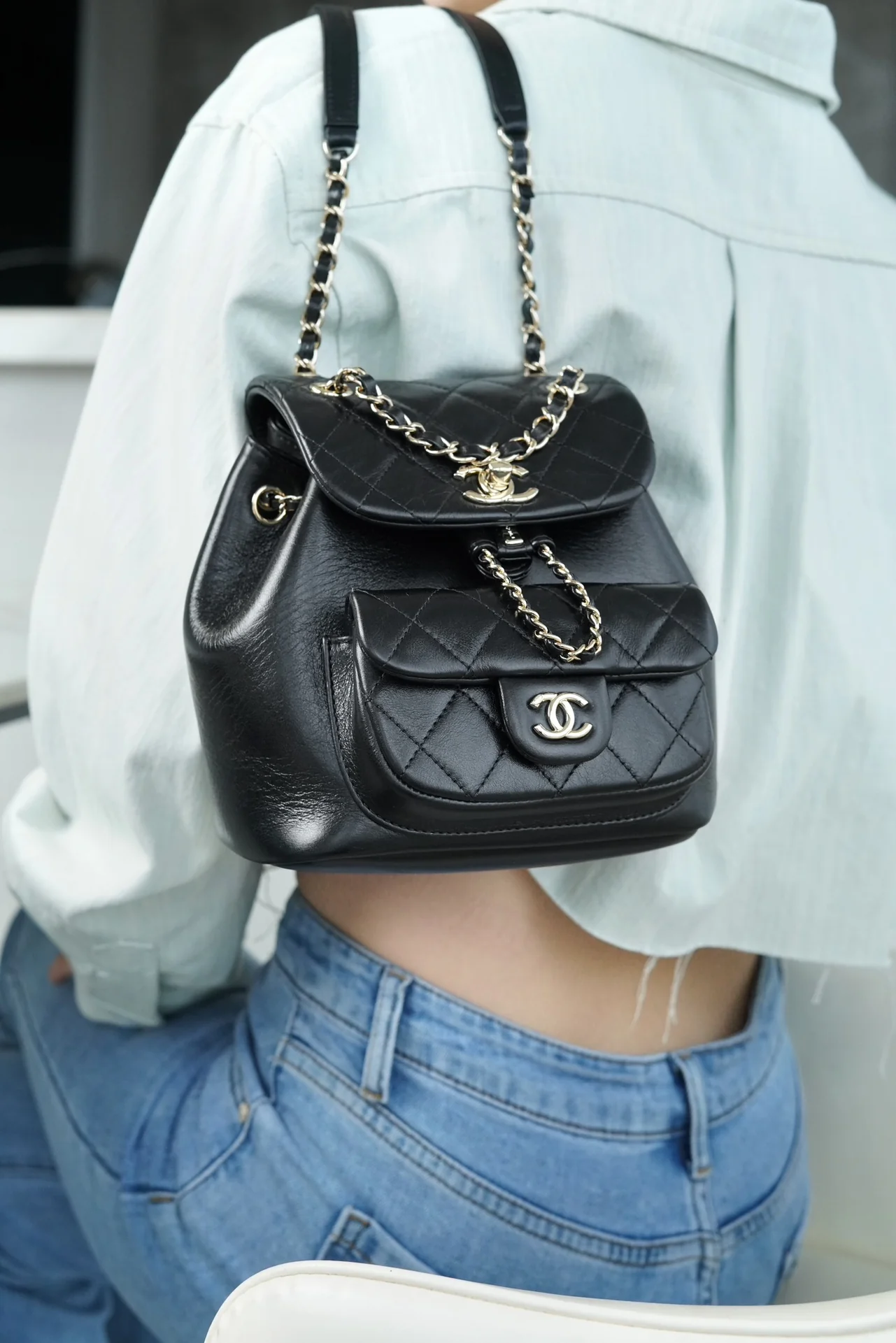 Рюкзак Chanel — черный, из вощеной кожи.