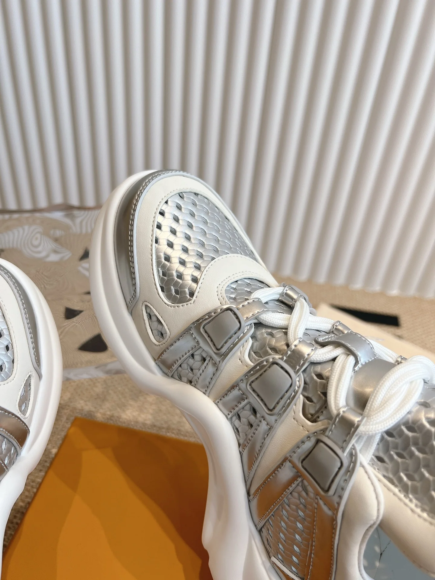 Повседневные туфли на платформе LV-2024 - серебристые