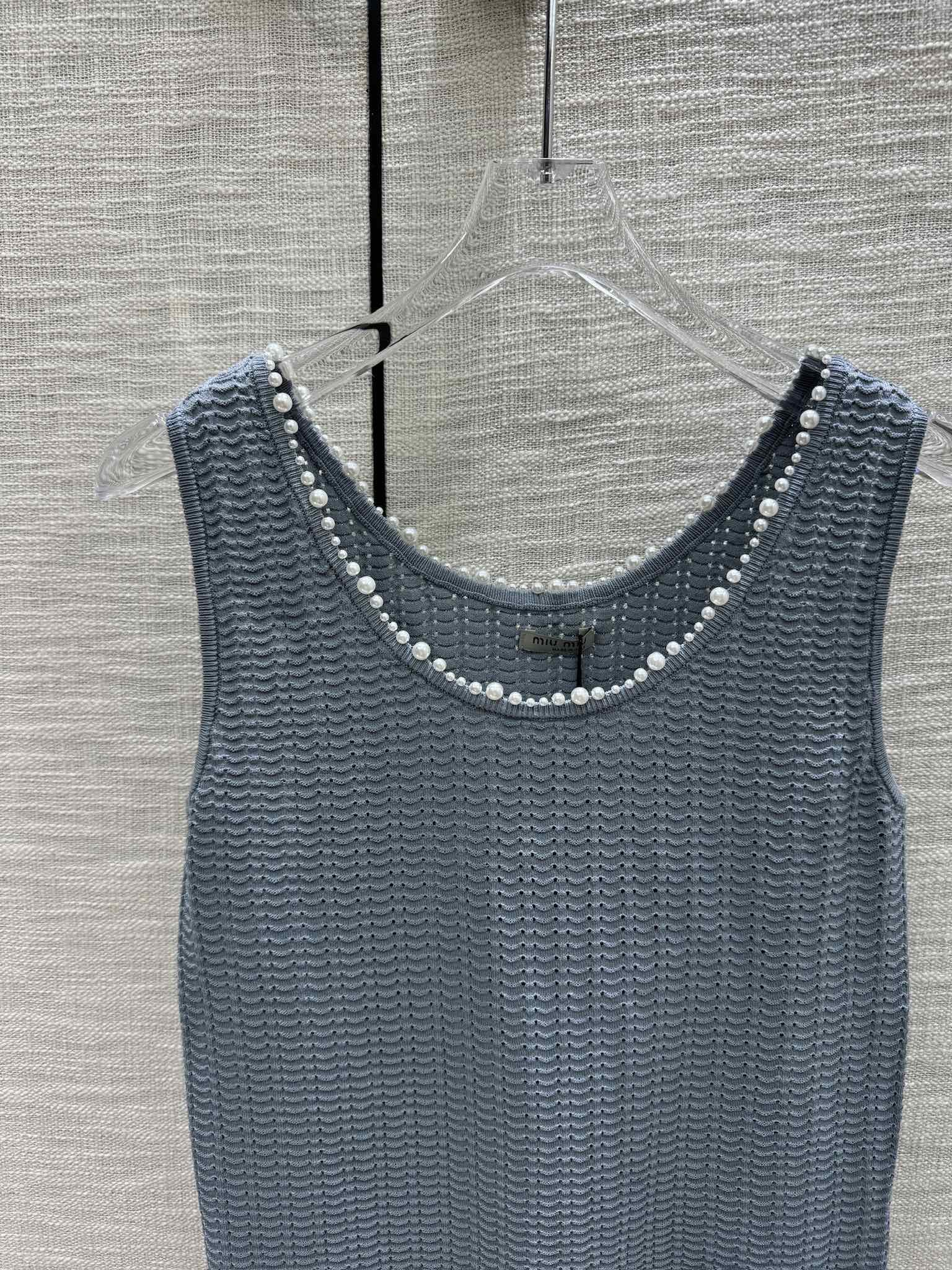 Жилет Miu Miu-2404 из плотной вязки с бисером, серый.