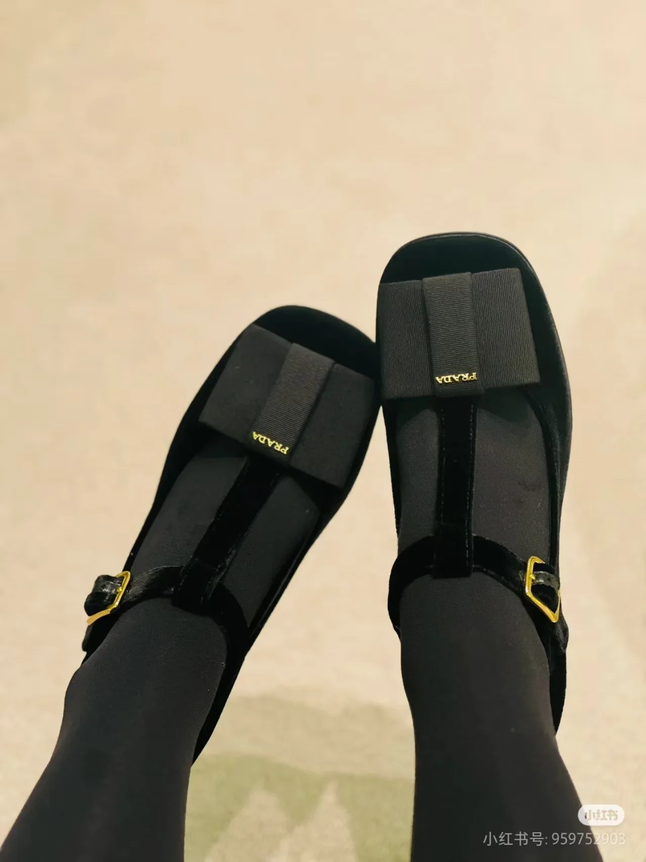 Классические туфли-мэри-джейн Prada с Т-образным ремешком и бантом, закругленным носком, глянцевые, черные.