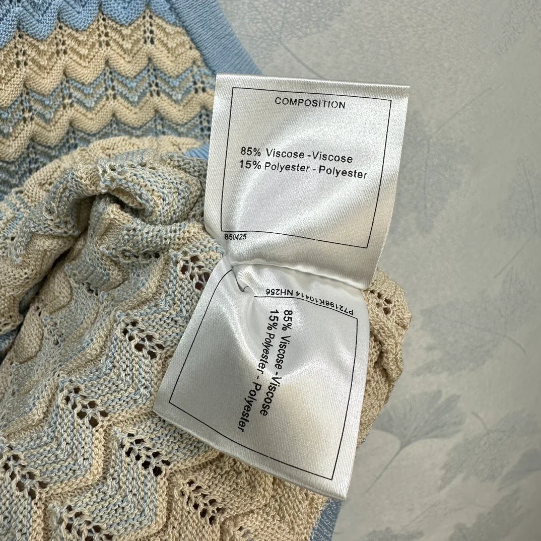 Новая коллекция Chanel Весна/Лето 2024: шерстяной топ с коротким рукавом, синий.