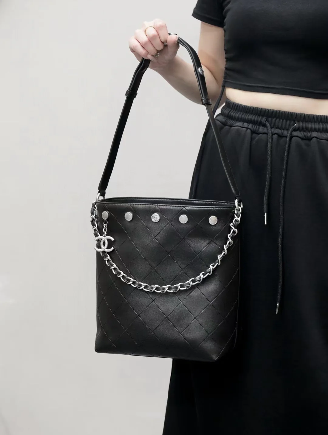 Сумка Chanel в стиле хиппи с золотой монетой 25 пенсов — черно-серебряная.