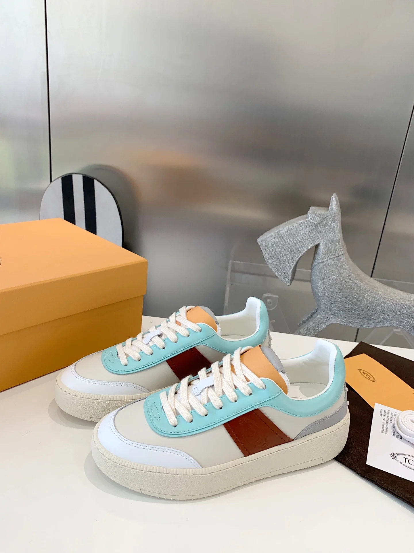 Весенняя коллекция Tods 2023 - Повседневные туфли на платформе от Tods