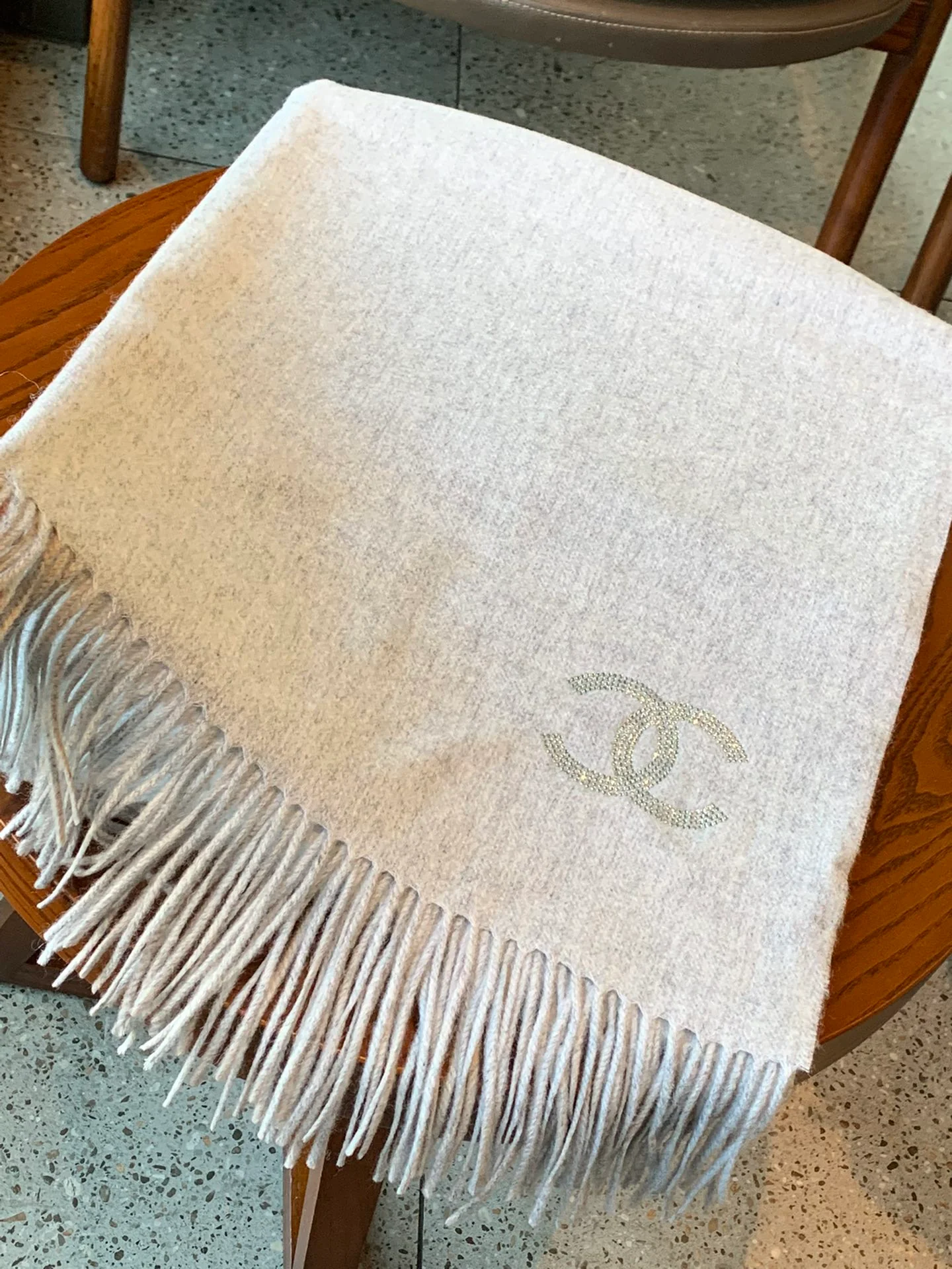 Chanel - Кашемировый шарф, украшенный бриллиантами - 180-70-102 см - Светло-серый