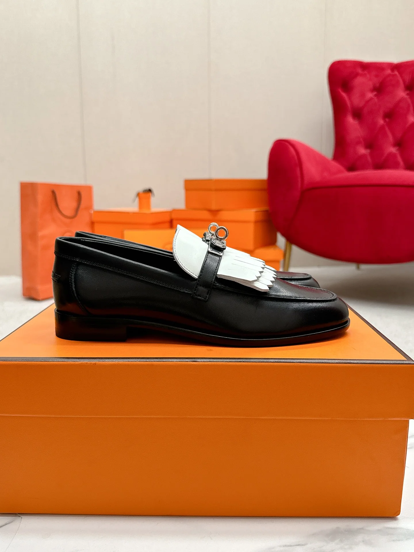 Лоферы Hermes 2024 с круглым носком и пряжкой H — черные.