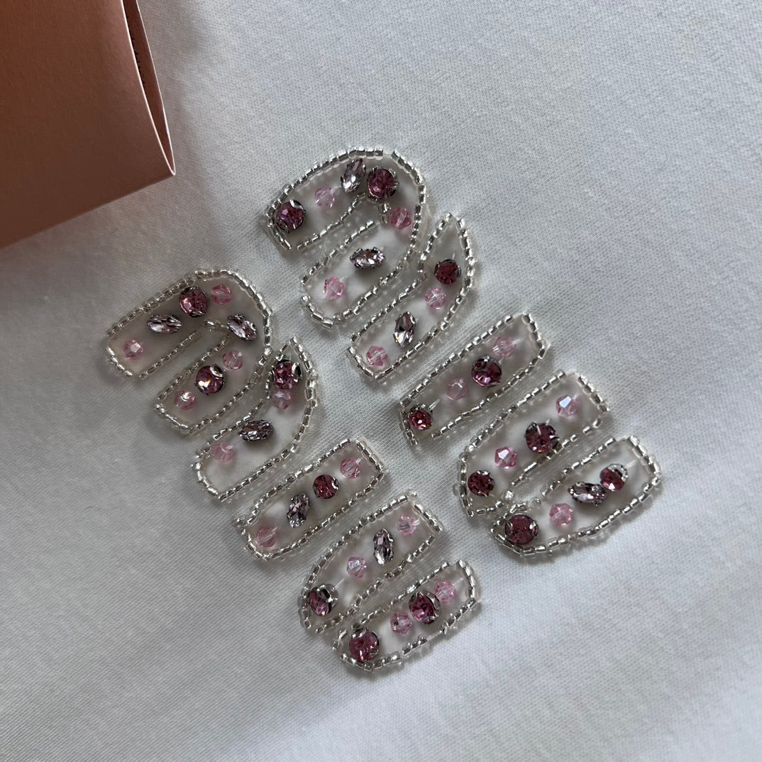 Miu Miu-2404 - Розовая атласная футболка с короткими рукавами и бантом из ленты, украшенная стразами в виде букв.