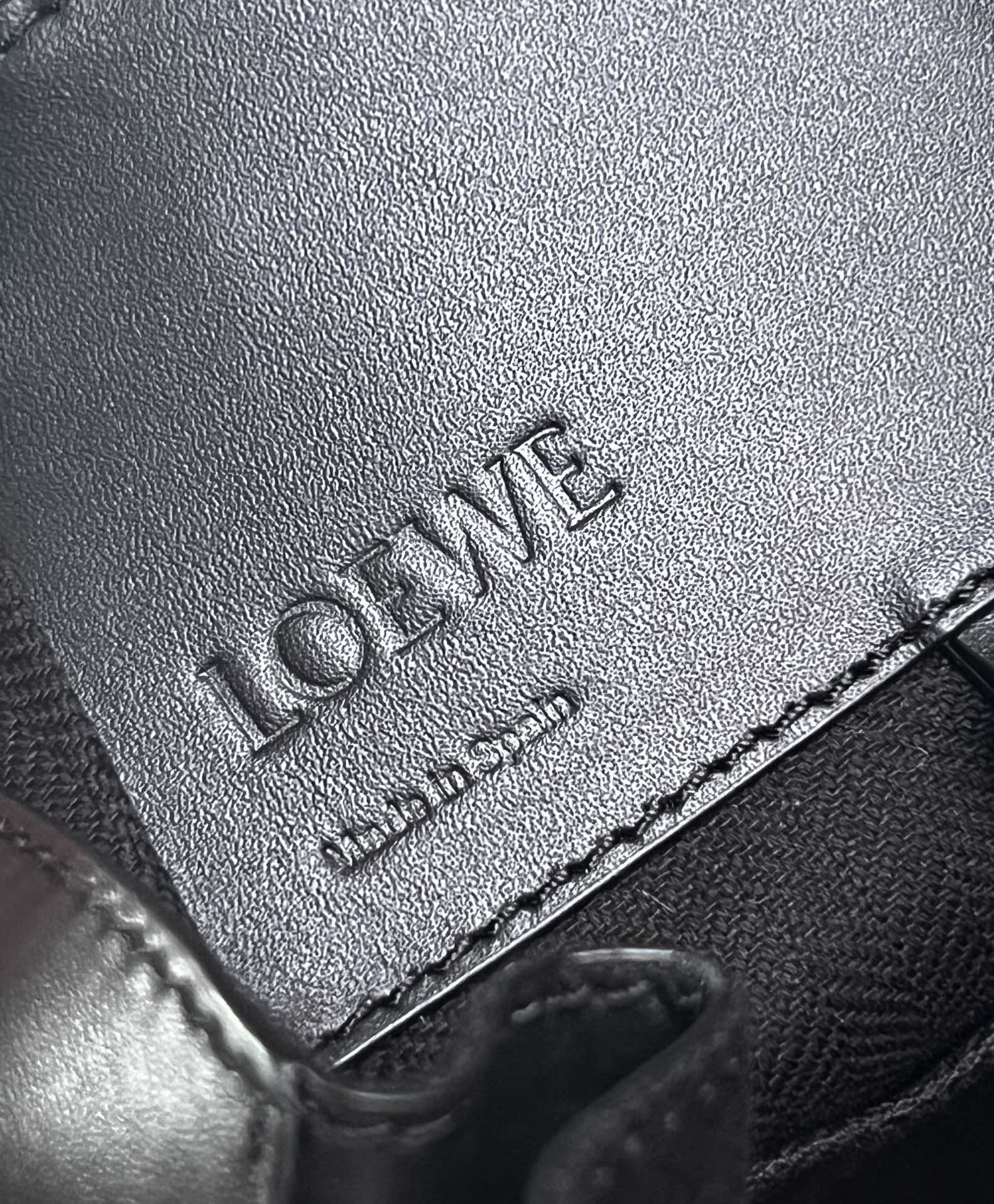 Сумка-гамак Loewe из монохромной эмалированной атласной коллекции - черная