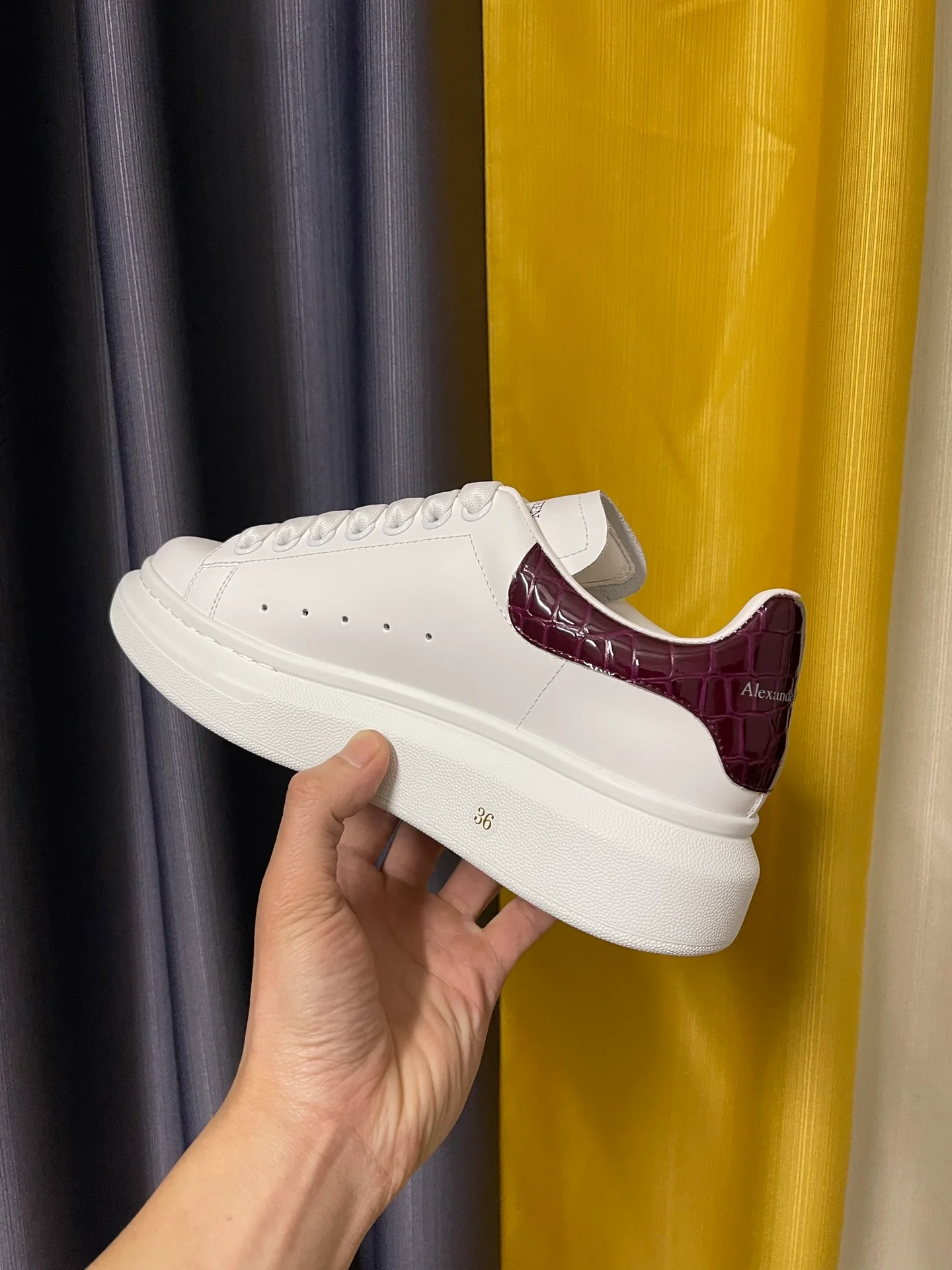 Классические белые кроссовки McQueen - унисекс - фиолетово-красная лакированная кожа, каблук с текстурой под камень.