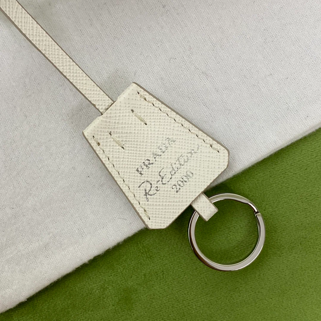 Нейлоновая сумка-хобо Prada, белая.