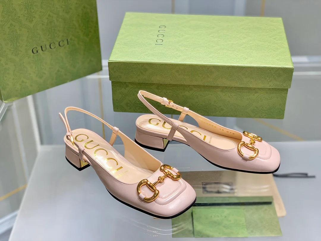 Весенняя коллекция Gucci 2021 — Невероятно милые сандалии на массивном каблуке с пряжкой в ??виде конской уздечки