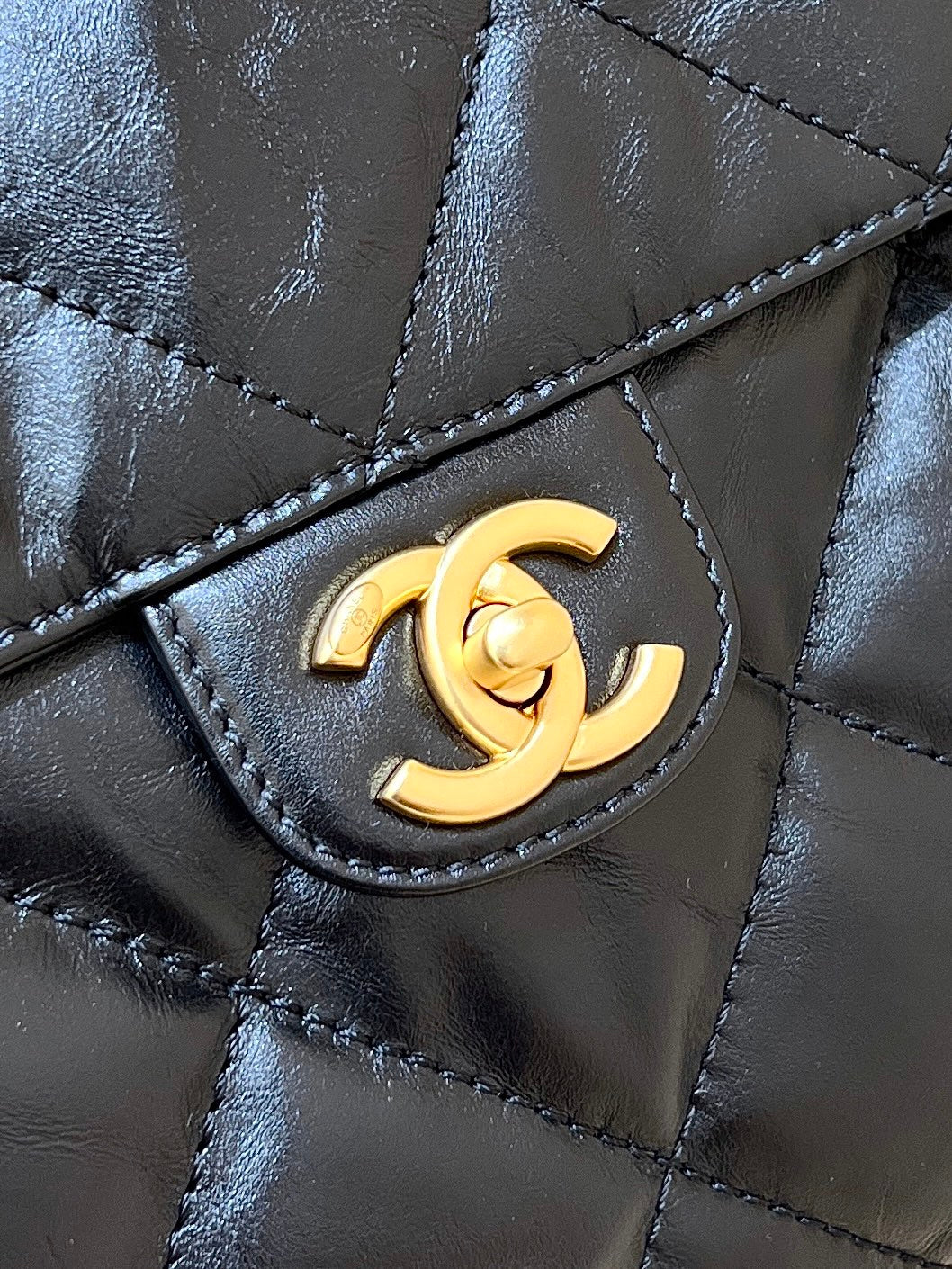 Маленькая сумка-боулинг Chanel 24a - черная