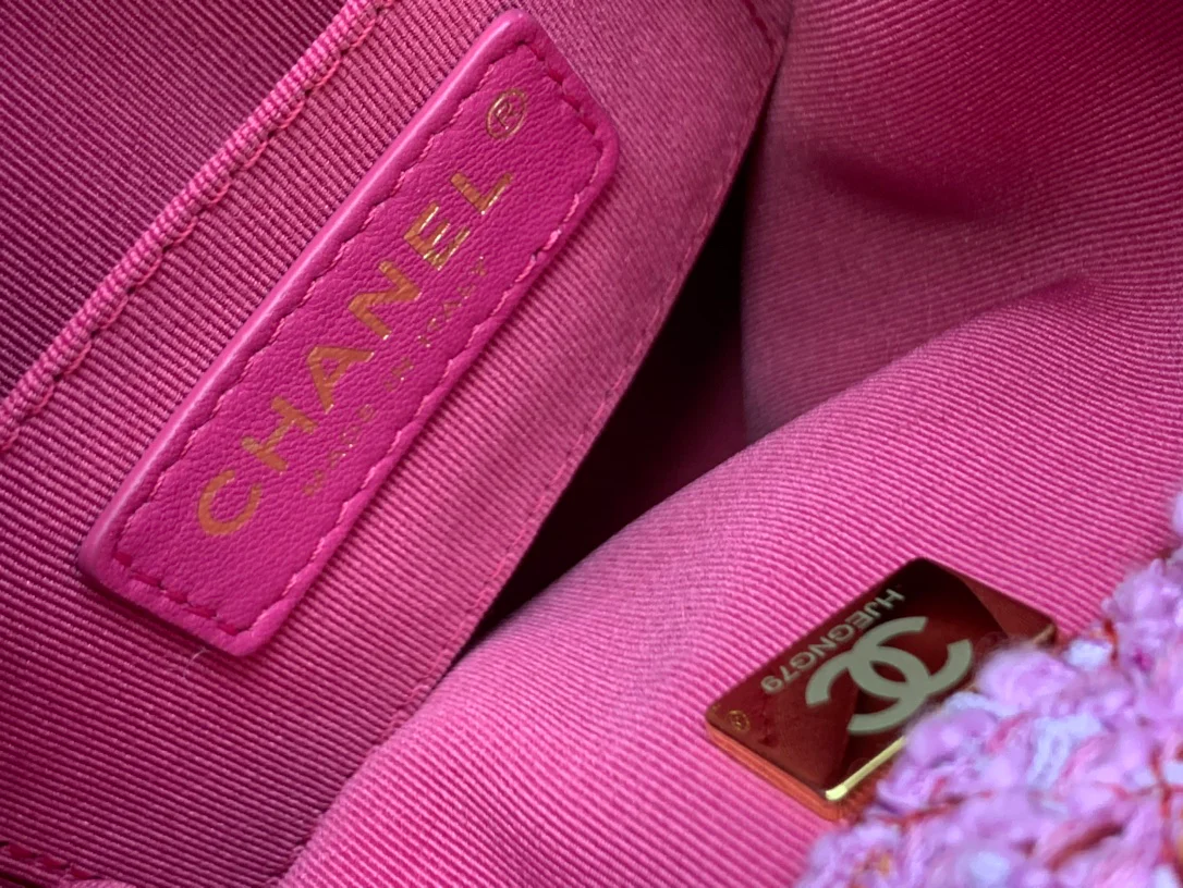 Новинка 2022 года от Chanel - Эмалированная сумка-ведро.