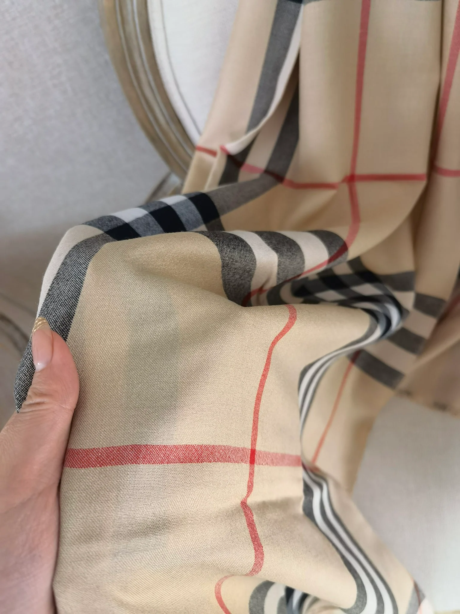 Burberry - нестареющая классика, бестселлер: тонкий длинный шарф - 70-220 см