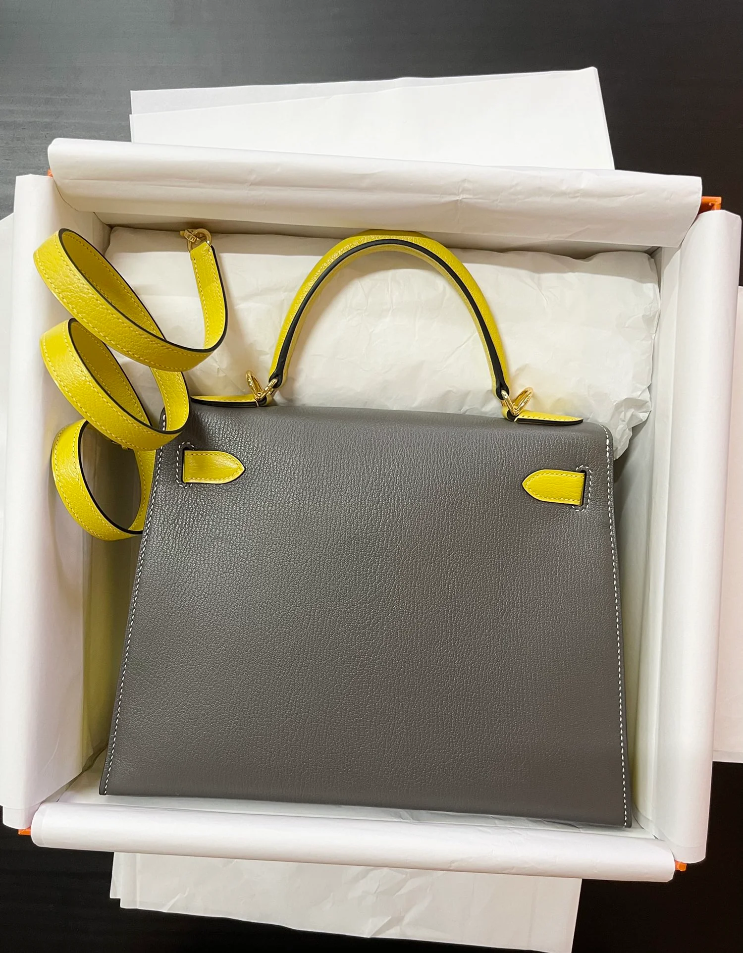 Hermes Kelly 28 Epsom Tin Grey с пряжкой из неаполитанского желтого золота