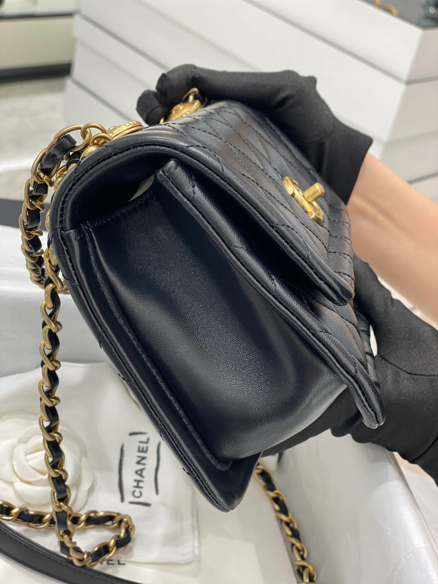 Классическая коллекция Chanel CF - Новинка сезона осень/зима 2020 - Кожа ягненка с золотой пряжкой - Черный